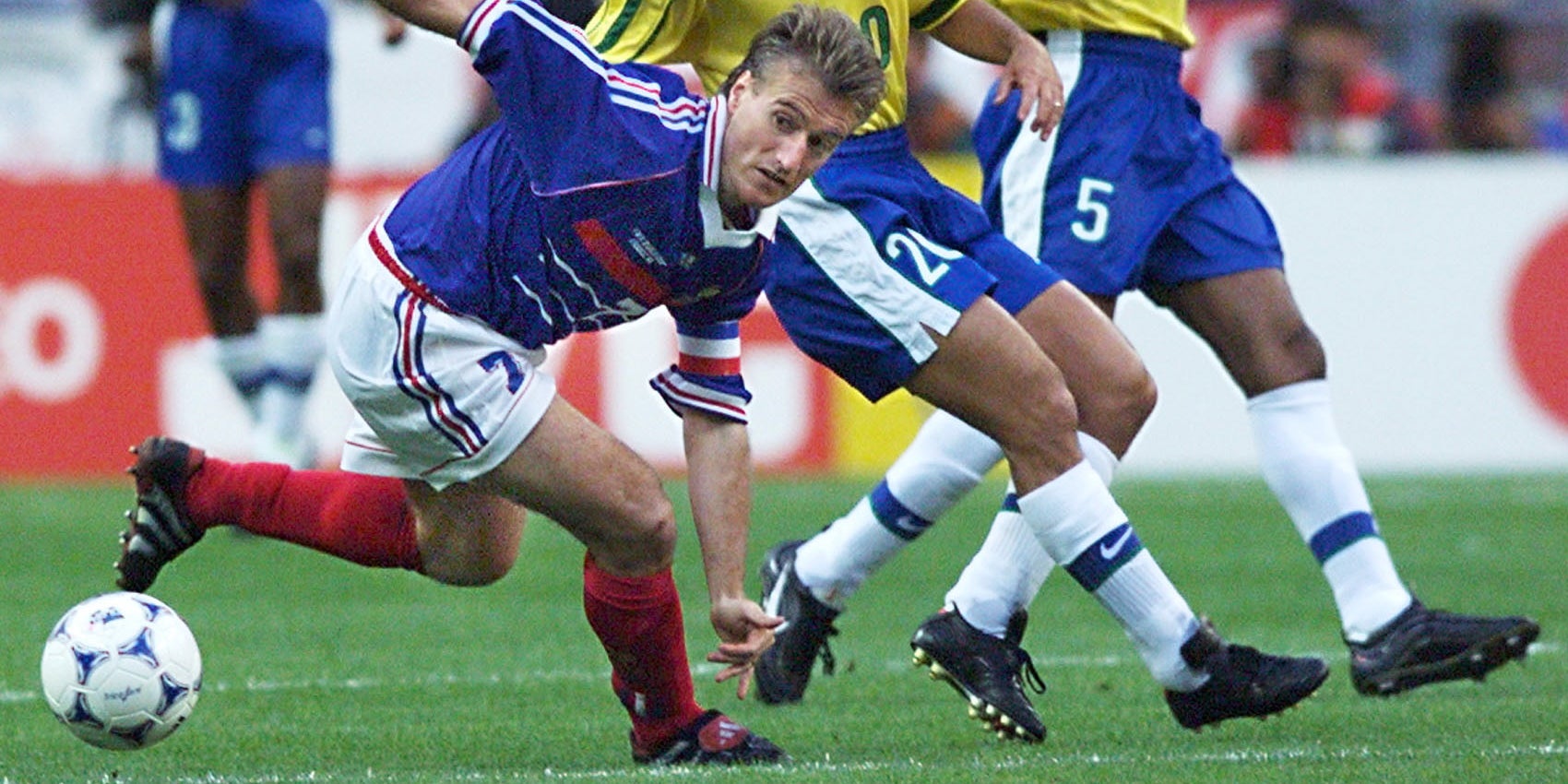 Le footballeur français Didier Deschamps et les joueurs brésiliens Bebeto et Cesar Sampaio, le 12 juillet 1998, lors du match de finale de la coupe du monde de football.