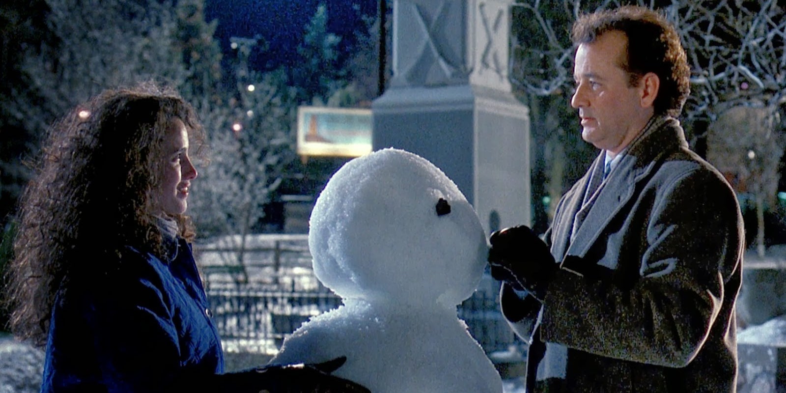 Andie MacDowell, un bonhomme de neige et Bill Murray dans Un jour sans fin.