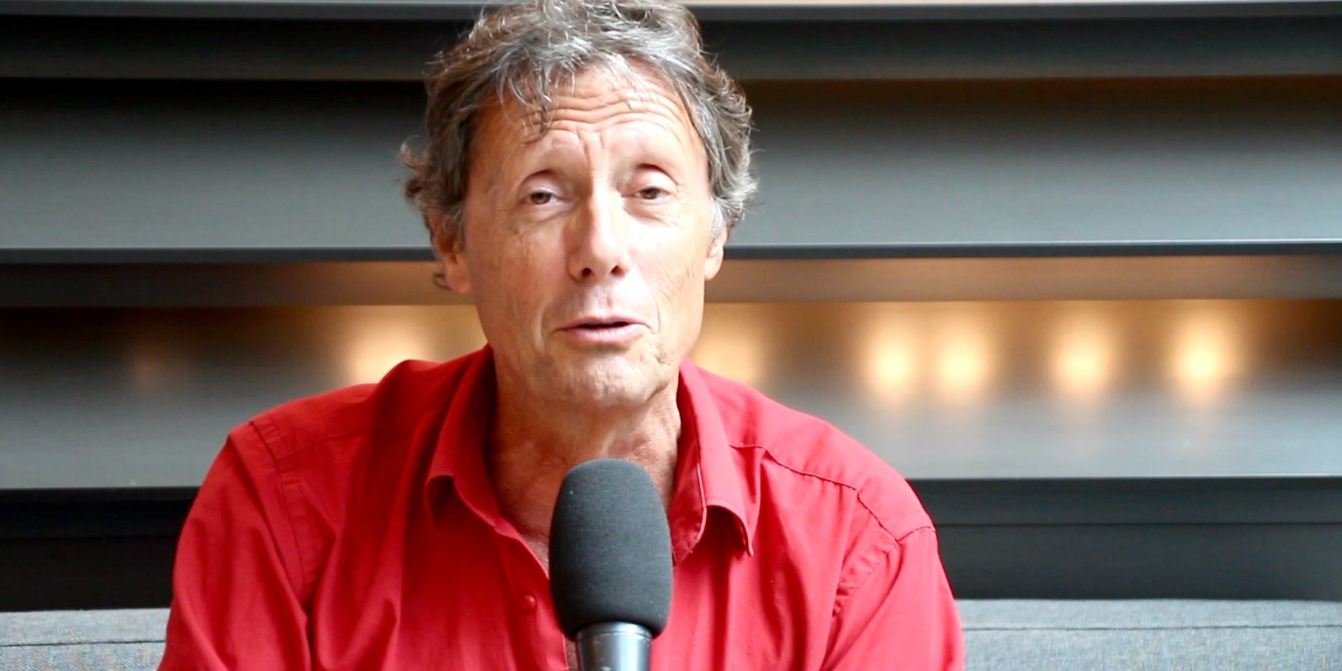 Rencontre avec Antoine de Maximy, présentateur emblématique de "J'irai dormir chez vous".