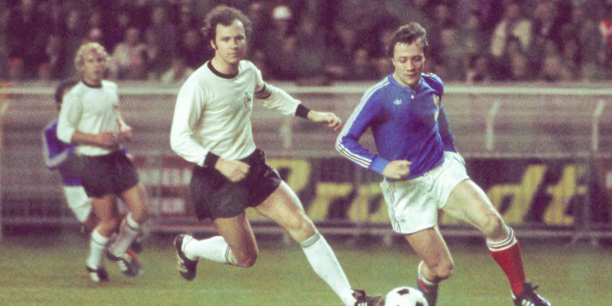Franz Beckenbauer au duel avec Bernard Lacombe lors d'un match amical entre la France et la RFA, le 23 février 1977 au Parc des Princes (Paris).