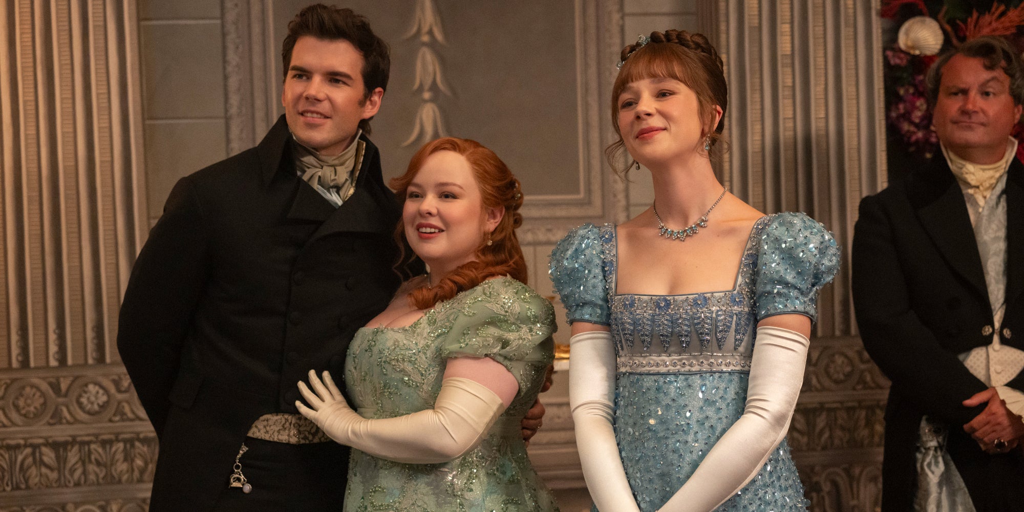 Luke Newton (Colin Bridgerton), Nicola Coughlan (Penelope Bridgerton) et Claudia Jessie (Eloise Bridgerton) dans la saison 4 de "La Chronique des Bridgerton". 