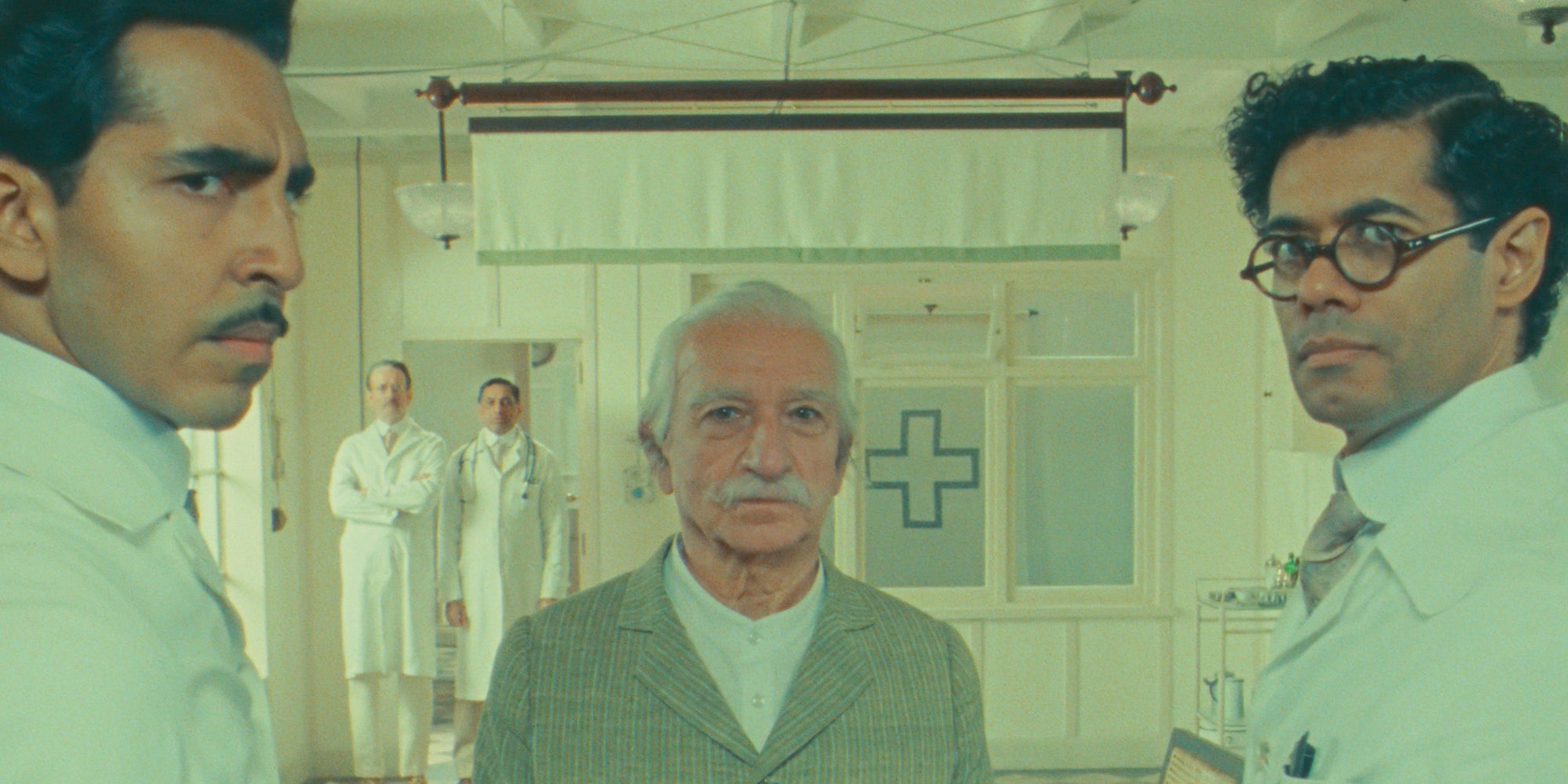 Dev Patel (Dr. Chatterjee), Sir Ben Kingsley (Imdad Khan) et Richard Ayoade (Dr. Marshall) dans ''La Merveilleuse Histoire de Henry Sugar''.