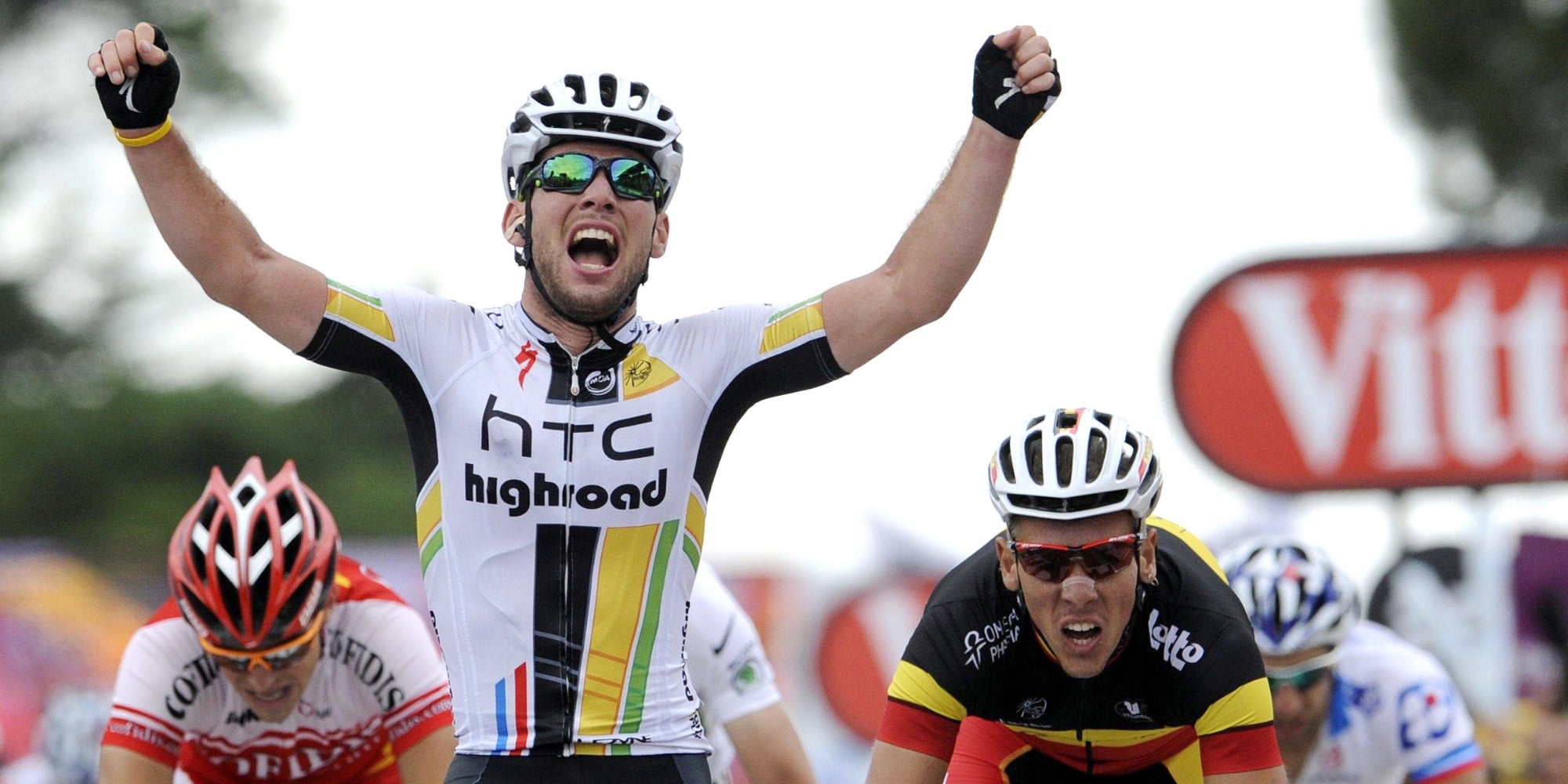 Mark Cavendish (HTC-Highroad) et Philippe Gilbert (Omega Pharma-Lotto) pendant la 5e étape du Tour de France 2011, entre Carhaix et le cap Fréhel, le 6 juillet 2011.