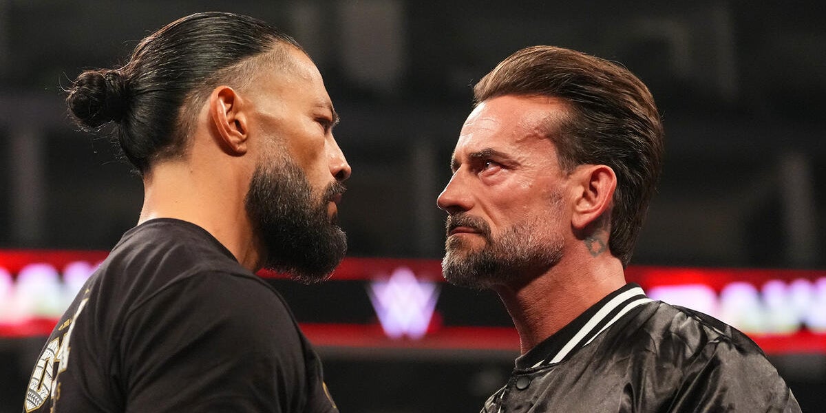 Avant leur match à Wrestlemania 42, la tension palpable entre Roman Reigns (à gauche) et CM Punk (à droite) lors du WWE Raw, lundi 13 avril 2026.