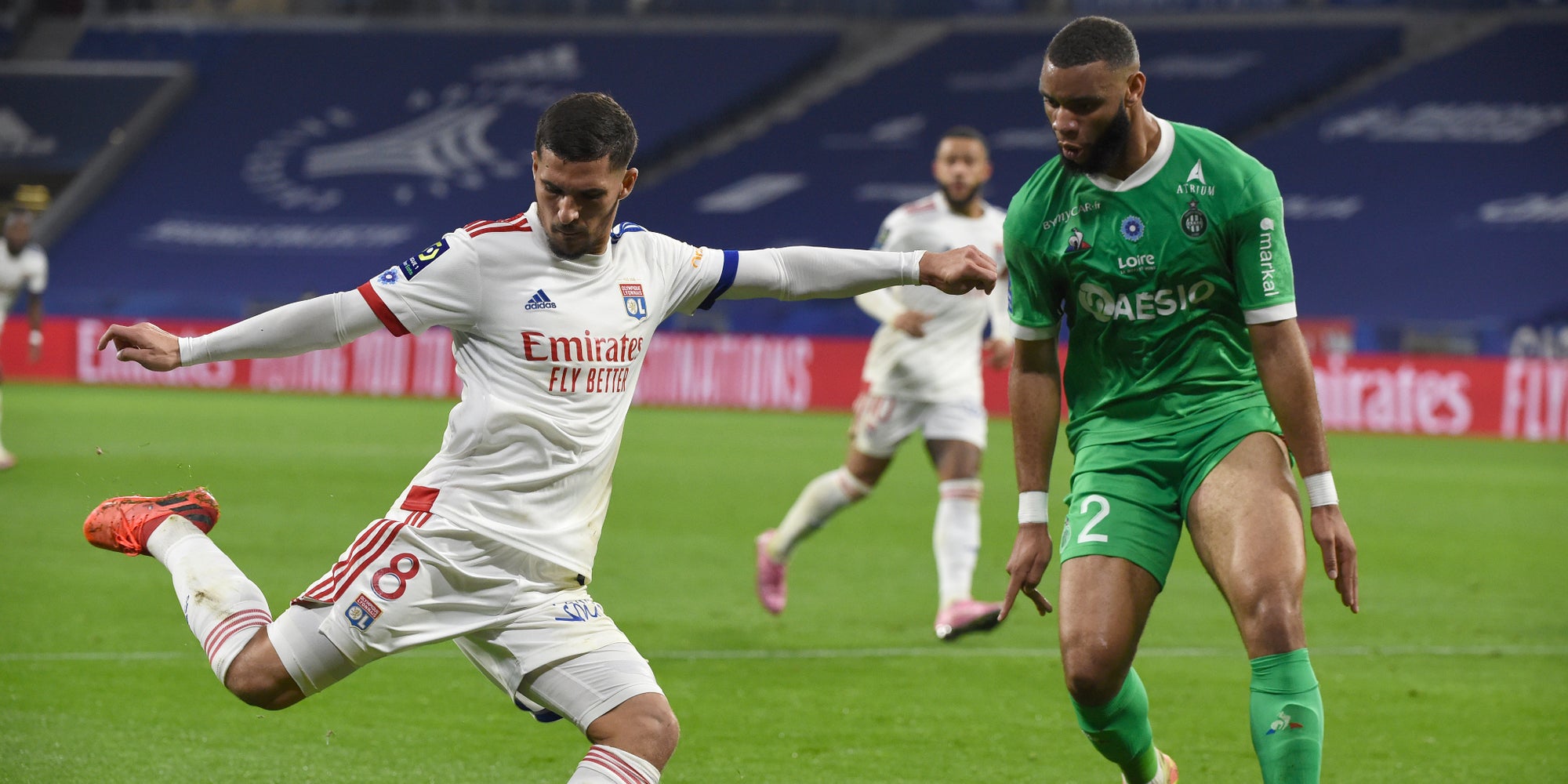 Aouar et Moukoudi à la lutte lors de Lyon - Saint-Étienne, le 8 novembre 2020 au Groupama Stadium, Décines-Charpieu