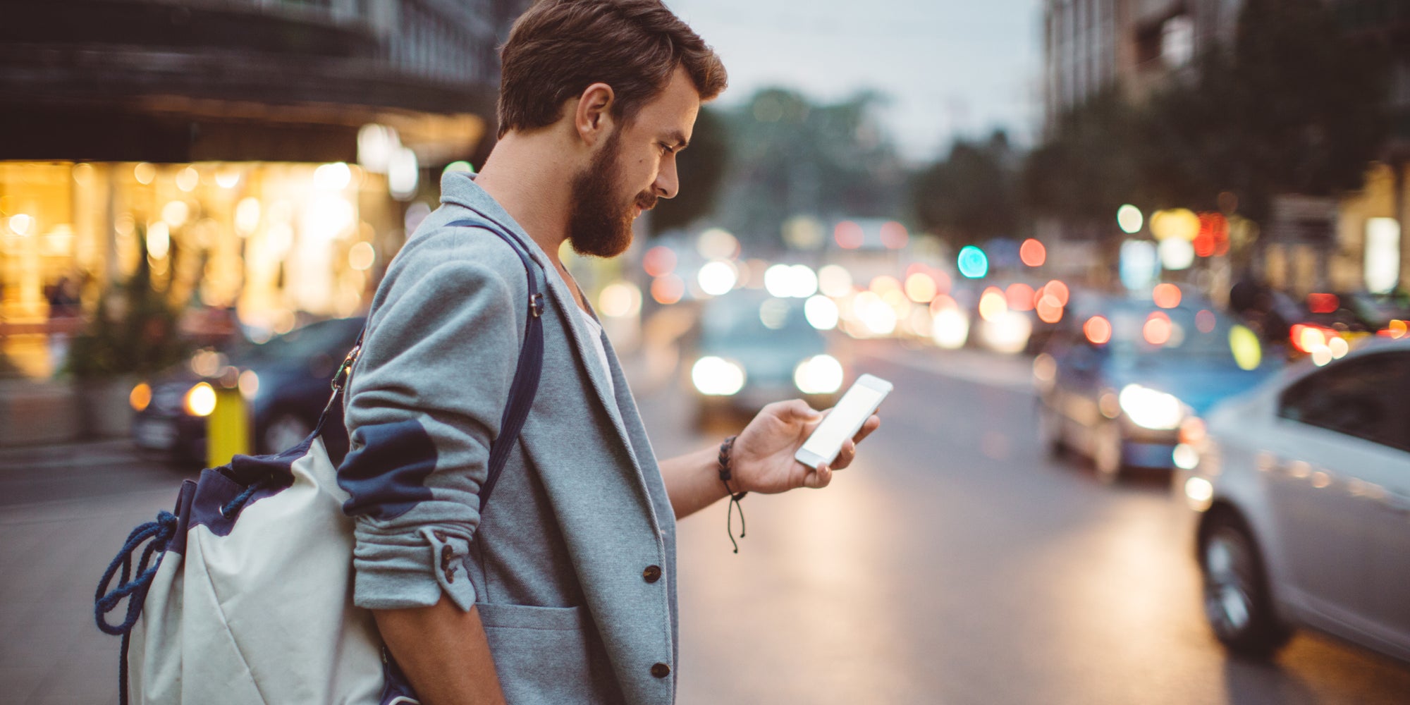 Surfez sans compter, en France et à l'étranger, avec le forfait 250 Go 5G+ de SFR.