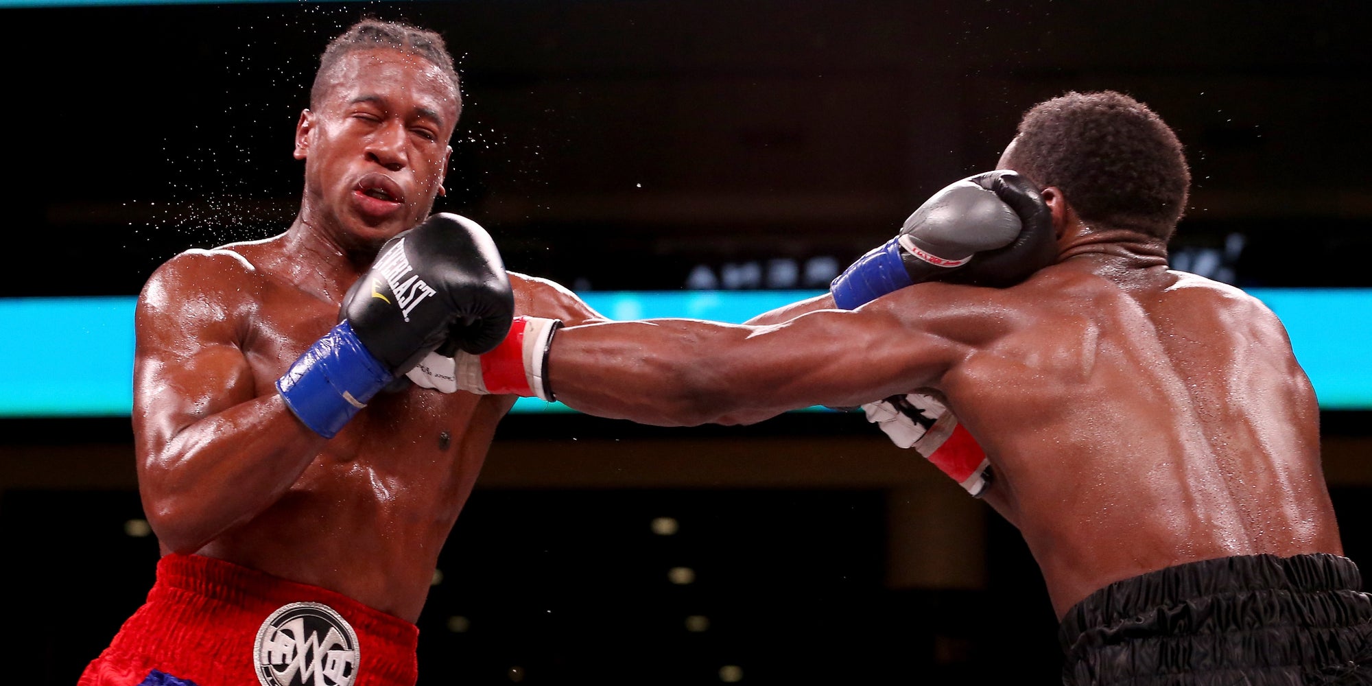 Patrick Day (à gauche) et Charles Conwell (à droite) au 7ème round de leur combat en catégorie super-welter, à la Wintrust Arena de Chicago, le 12 octobre 2019.