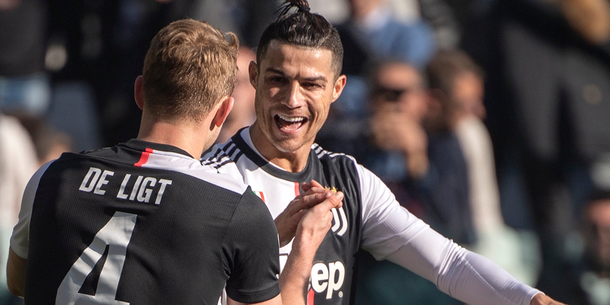 Cristiano Ronaldo félicite son coéquipier de la Juventus Matthijs de Ligt lors d'un match de Serie A contre Fiorentina, à Turin, le 2 février 2020.