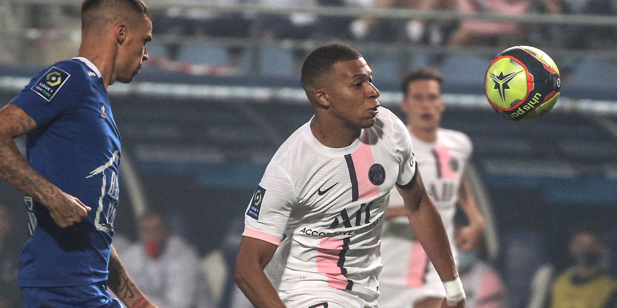 Les joueurs du PSG et de Troyes à la lutte lors de la 1ère journée de Ligue 1, le 7 août 2021 au Stade de l'Aube, à Troyes