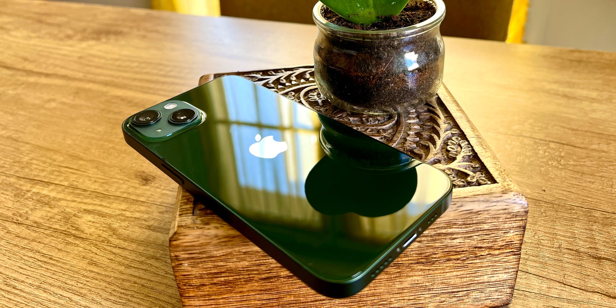 L'iPhone 13, ici dans son coloris vert, est proposé en reconditionné chez SFR.