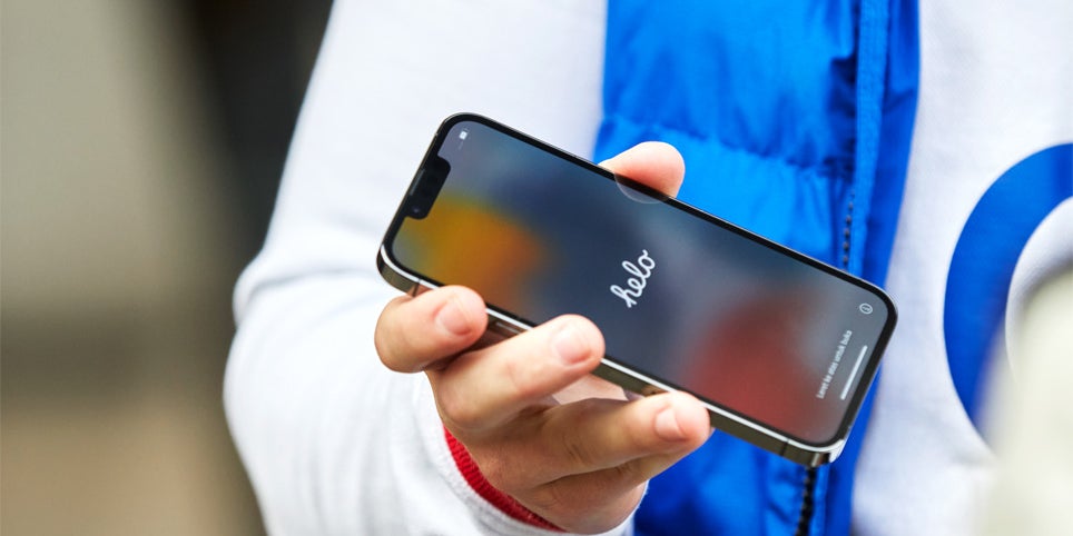 Apple veut utiliser l'écran des iPhone pour recharger les accessoires