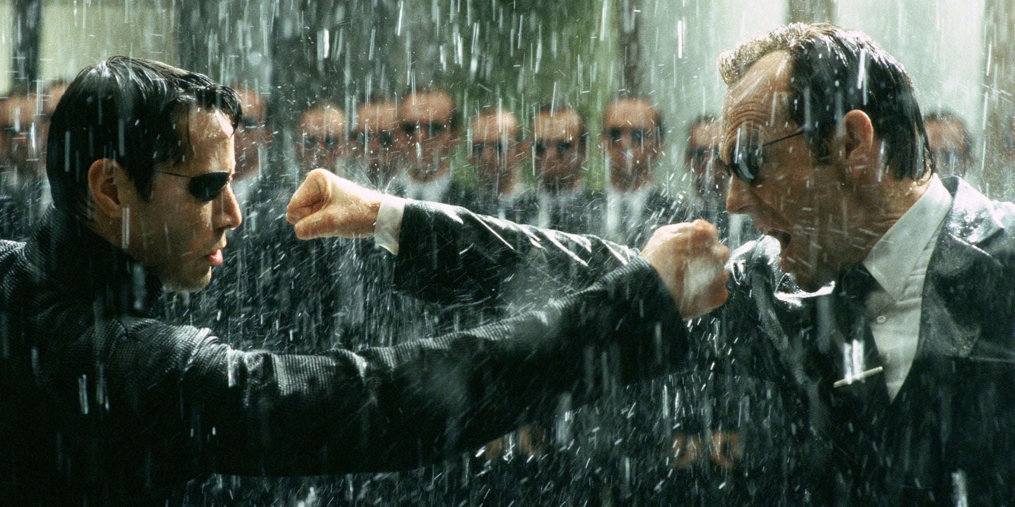 Keanu Reeves, aka Neo, et Hugo Weaving, alias l'Agent Smith, en pleine scène d'action d'anthologie dans "Matrix Revolutions".