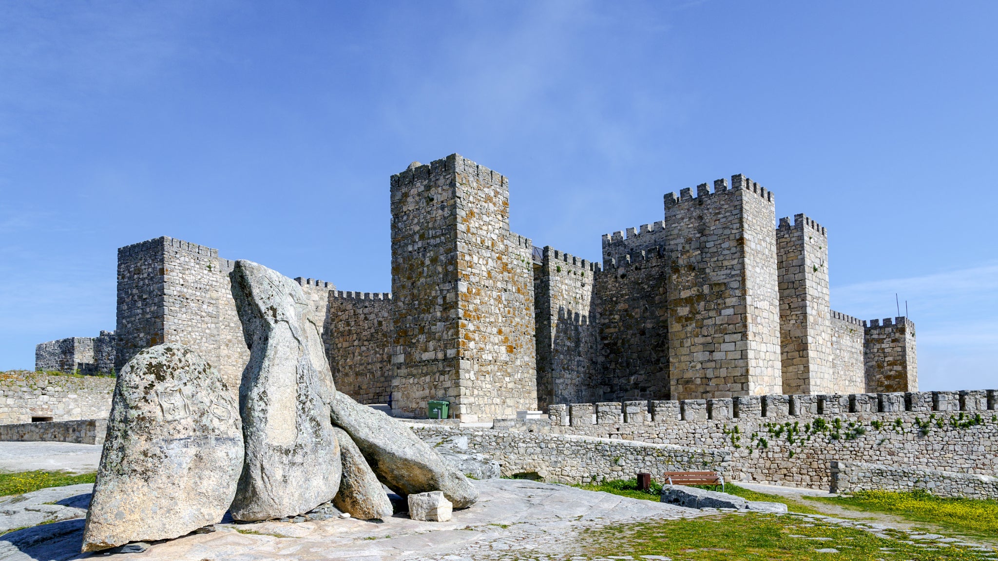 Le château de Trujillo, en Espagne, qui a servi de lieu de tournage à Castral Roc, demeure des Lannister dans Game of Thrones. Le château de Trujillo, en Espagne, qui a servi de lieu de tournage à Castral Roc, demeure des Lannister dans Game of Thrones.