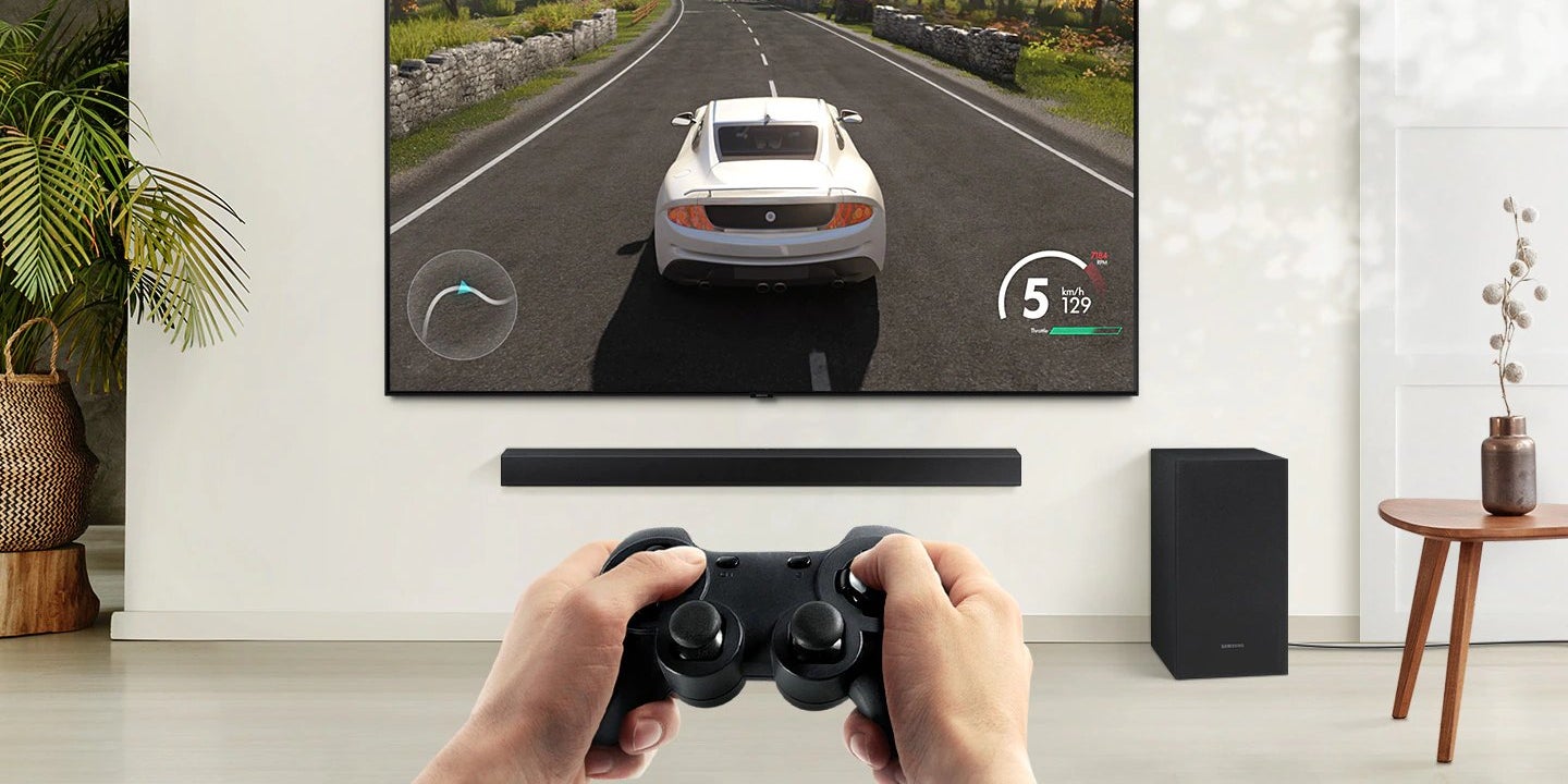 La barre de son de Samsung vient accompagnée d'une télécommande et d'un caisson de basse 6.5''