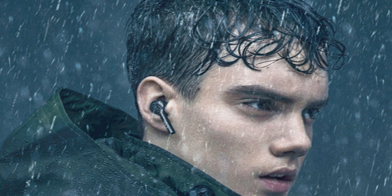 Les Huawei FreeBuds Lite sont totalement waterproof, comme le montre cette photo