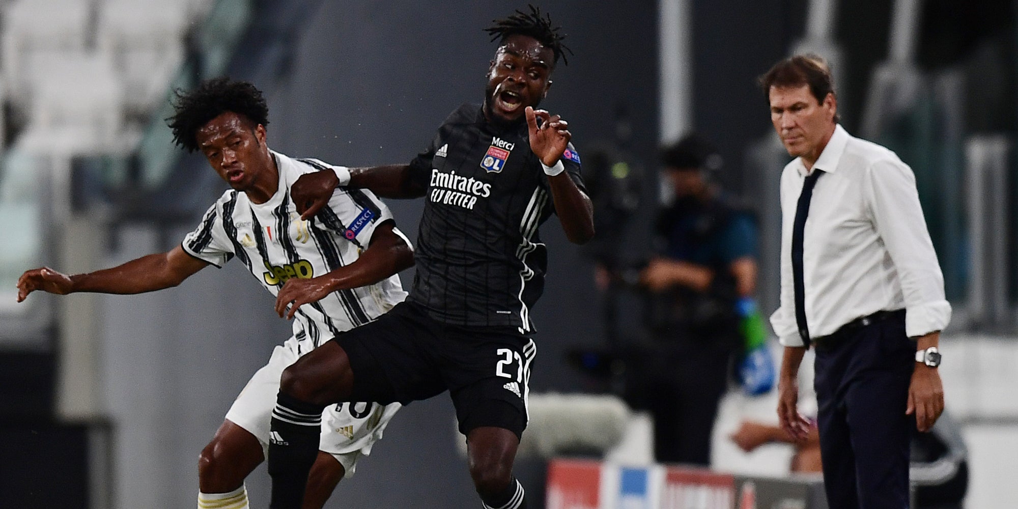 Cuadrado et Cornet à la lutte sous les yeux de Garcia lors de Juventus - OL en Ligue des Champions, le 7 août 2020 à Turin.