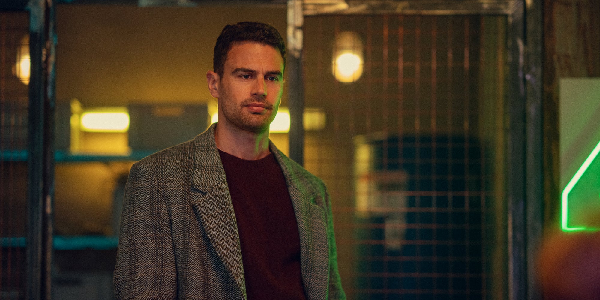 Eddie Halstead (Theo James) dans la série "The Gentlemen". 