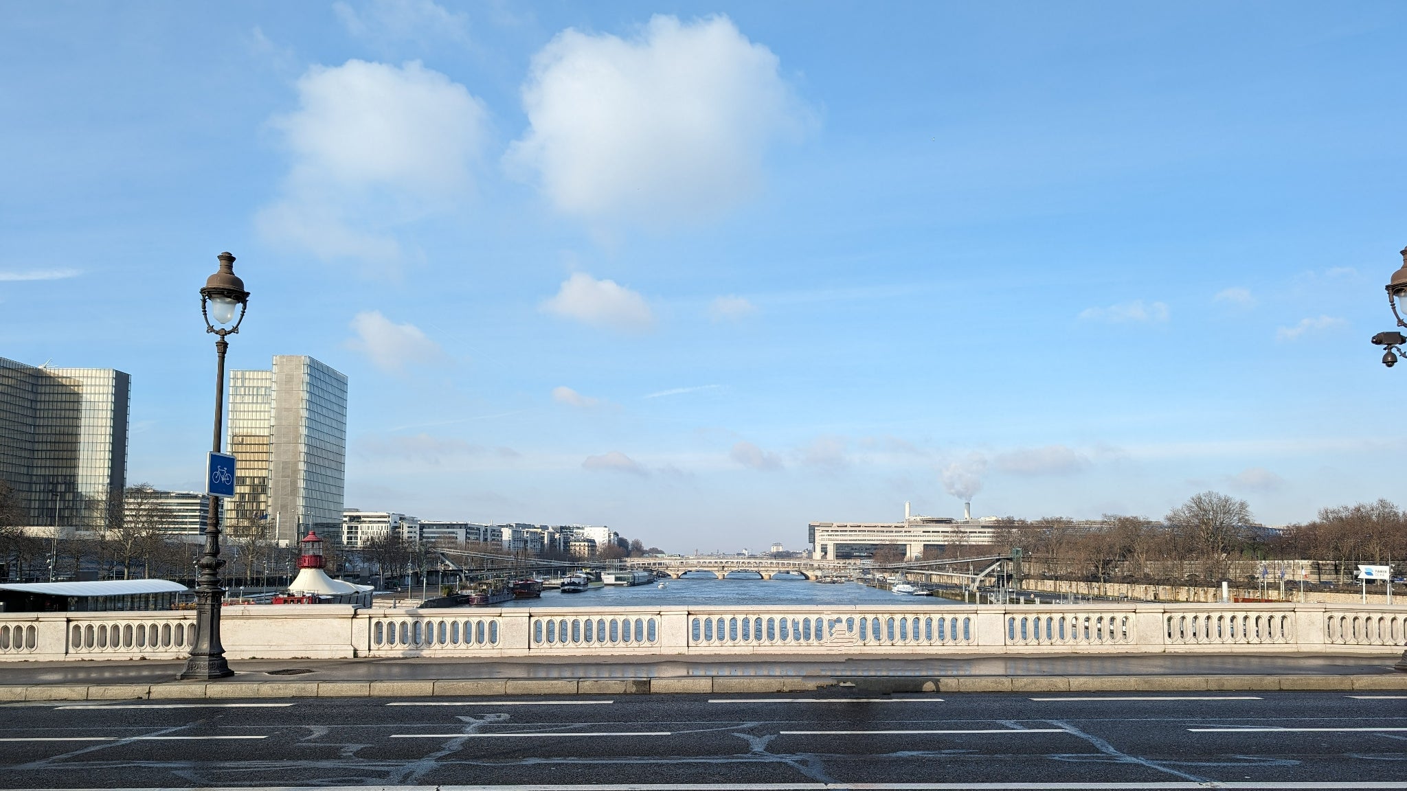 Et voilà le résultat ! En seulement quelques secondes, le cycliste a disparu grâce à la Gomme magique du Pixel 8.