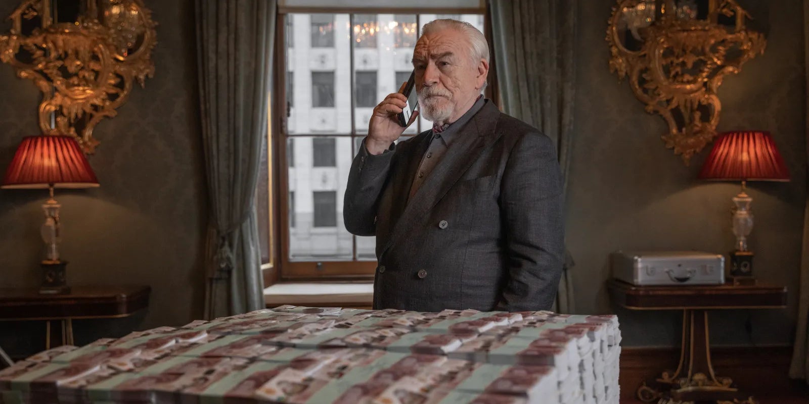 Brian Cox aux commandes de la nouvelle télé-réalité ''007 : Road to a Million'', à découvrir le 10 novembre 2023 sur Prime Video.