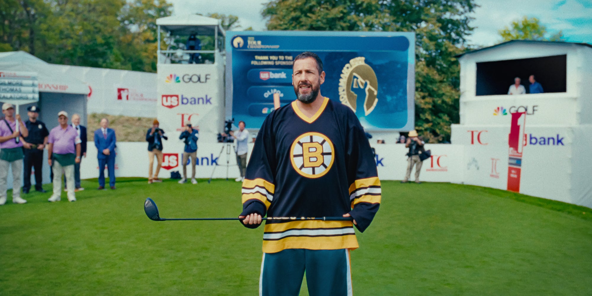 Adam Sandler dans la peau d'Happy Gilmore dans le film "Happy Gilmore 2" sur Netflix.