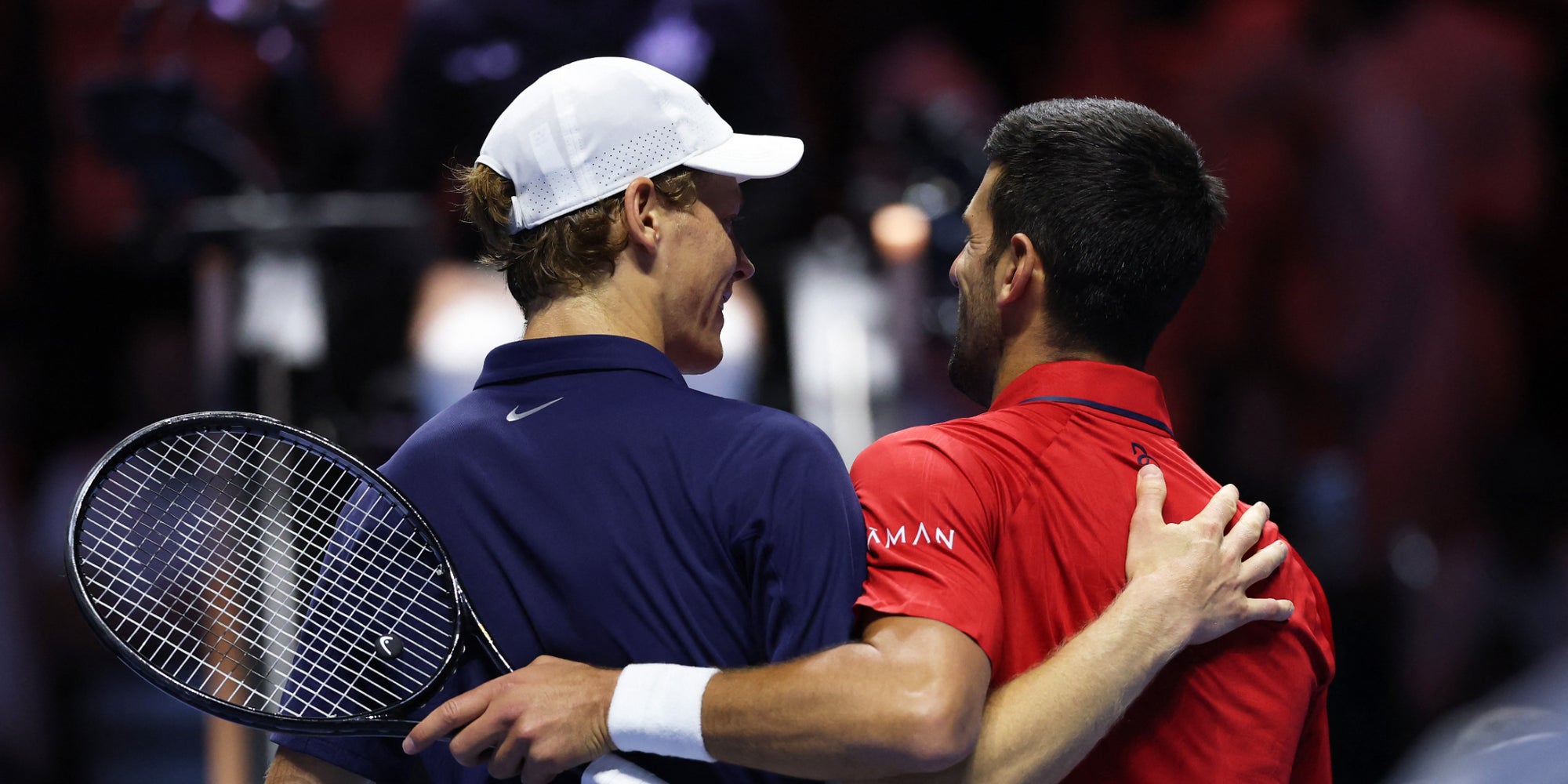 Novak Djokovic et Jannik Sinner après leur demi-finale lors de la deuxième journée du Six Kings Slam 2025 à l'ANB Arena, le 16 octobre 2025 à Riyad, en Arabie saoudite.
