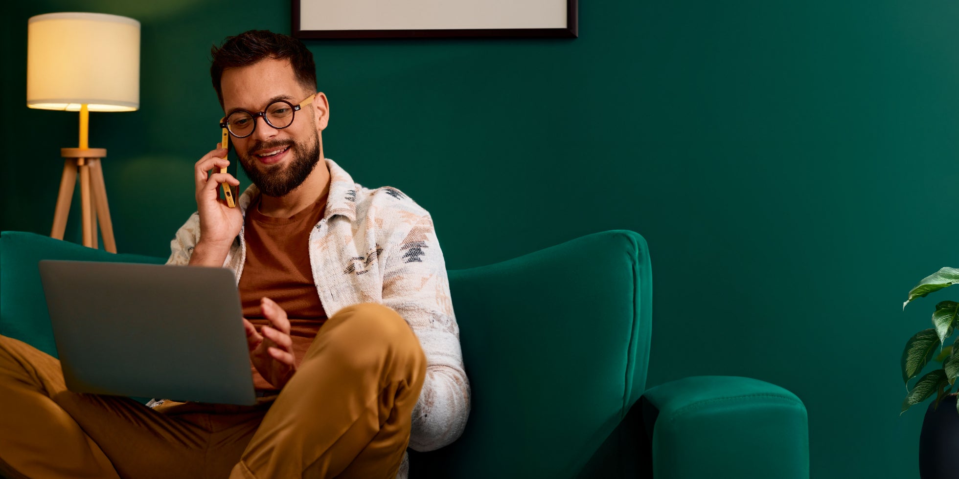 Elargissez votre couverture wifi avec un répéteur, offert sur demande avec les offres SFR Fibre Power et SFR Fibre Premium.