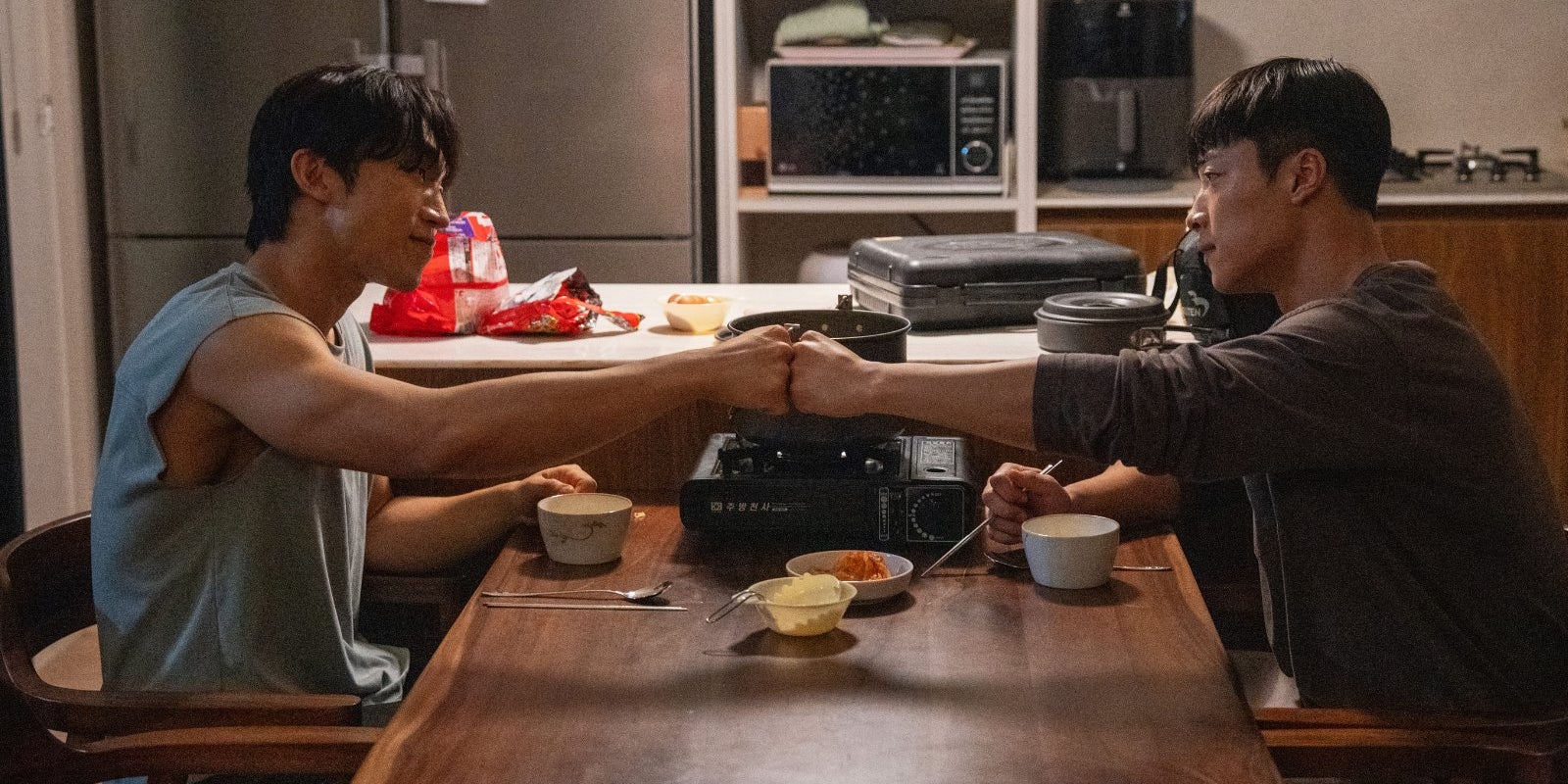 Do-Hwan Woo et Sang-yi Lee dans "La Traque dans le sang".