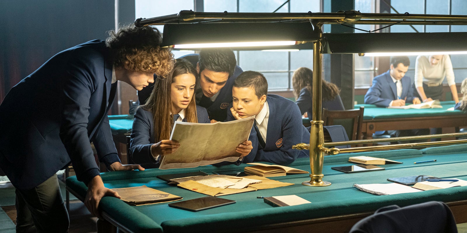 Plongez dans une enquête obscure auprès des pensionnaires de "L'Internat : Las Cumbres"...