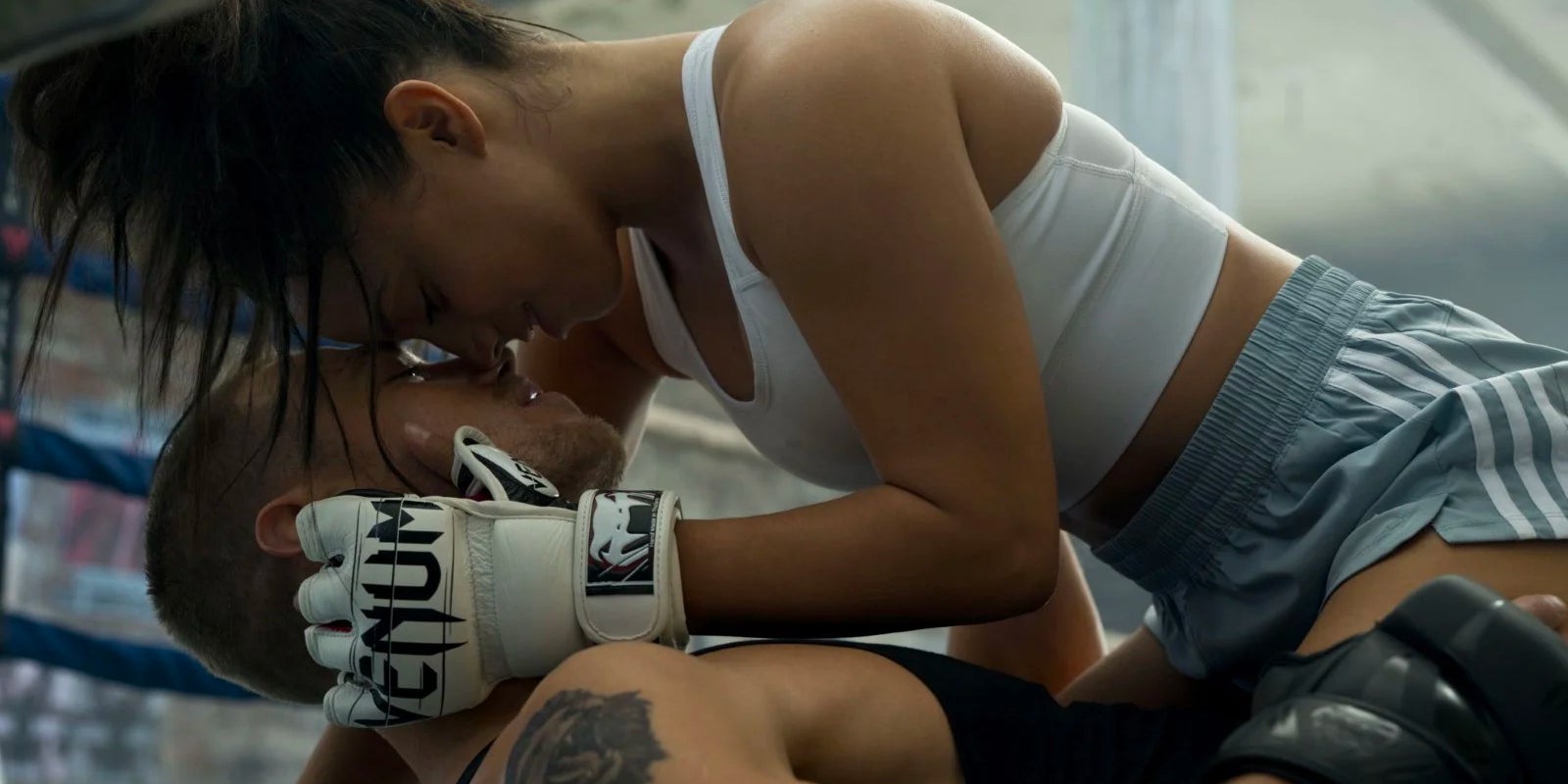 Découvrez le nouveau film torride de Prime Video, "Perfect Addiction" avec Kiana Madeira (Sienna Lane) et Matthew Noszka (Jax Deneris)