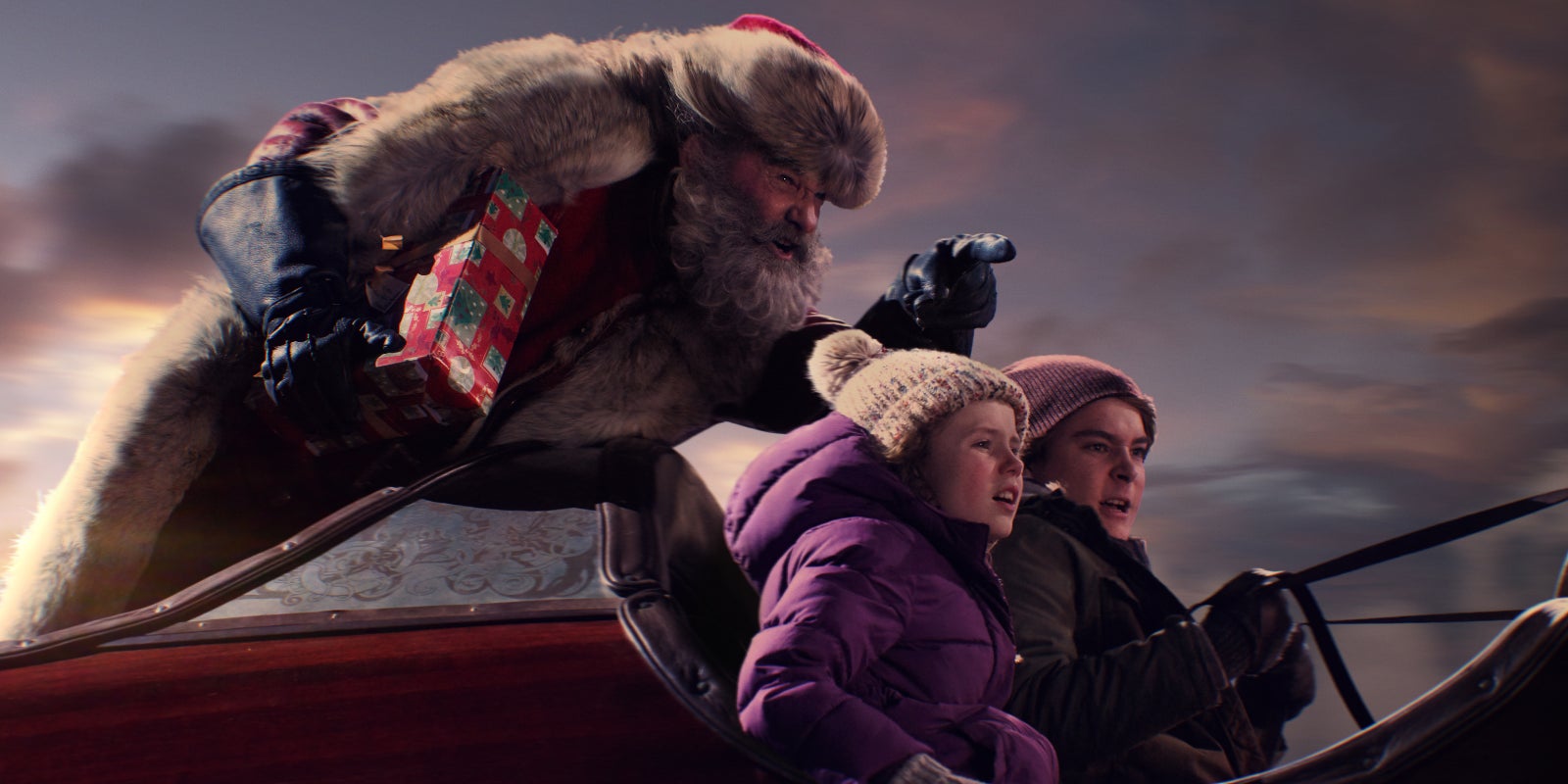 Le Père Noël (Kurt Russell), Kate (Darby Camp) et Teddy (Judah Lewis) dans "Les Chroniques de Noël". 