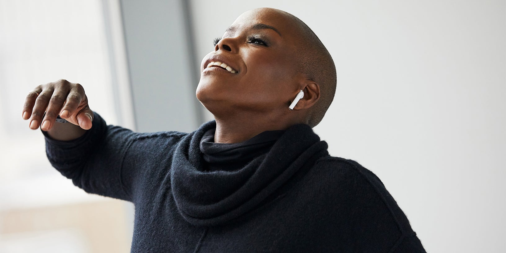 Hope Boykin, danseuse et chorégraphe contemporaine, munie d'AirPods.