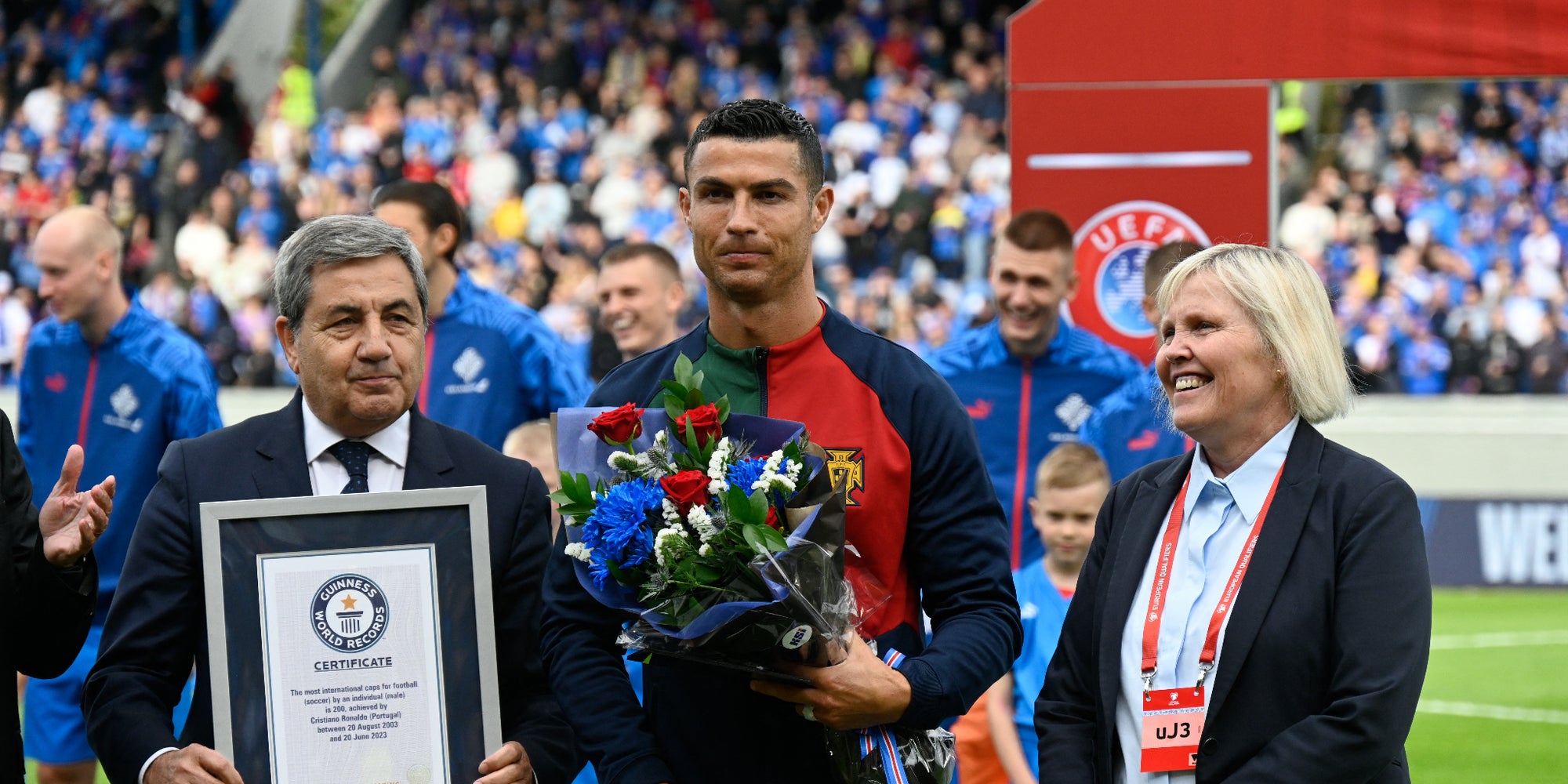 Cristiano Ronaldo lors de la remise de son certificat du Guinness World Records pour sa 200e sélection avec le Portugal, le 20 juin 2023 à Reykjavik (Islande).