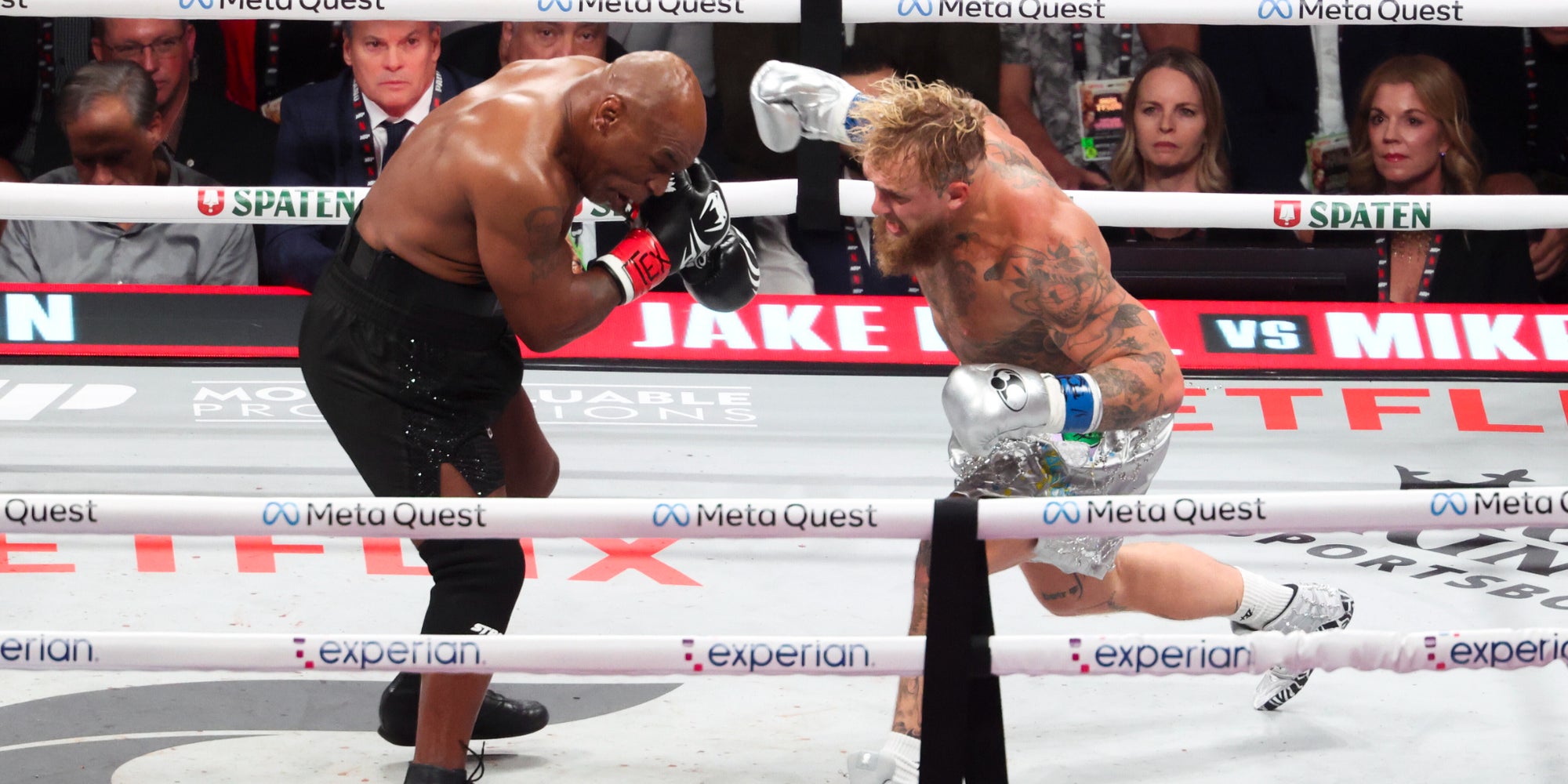 Mike Tyson (gants noirs) affronte Jake Paul (gants argentés) à Arlington, au Texas, le 15 novembre 2024.