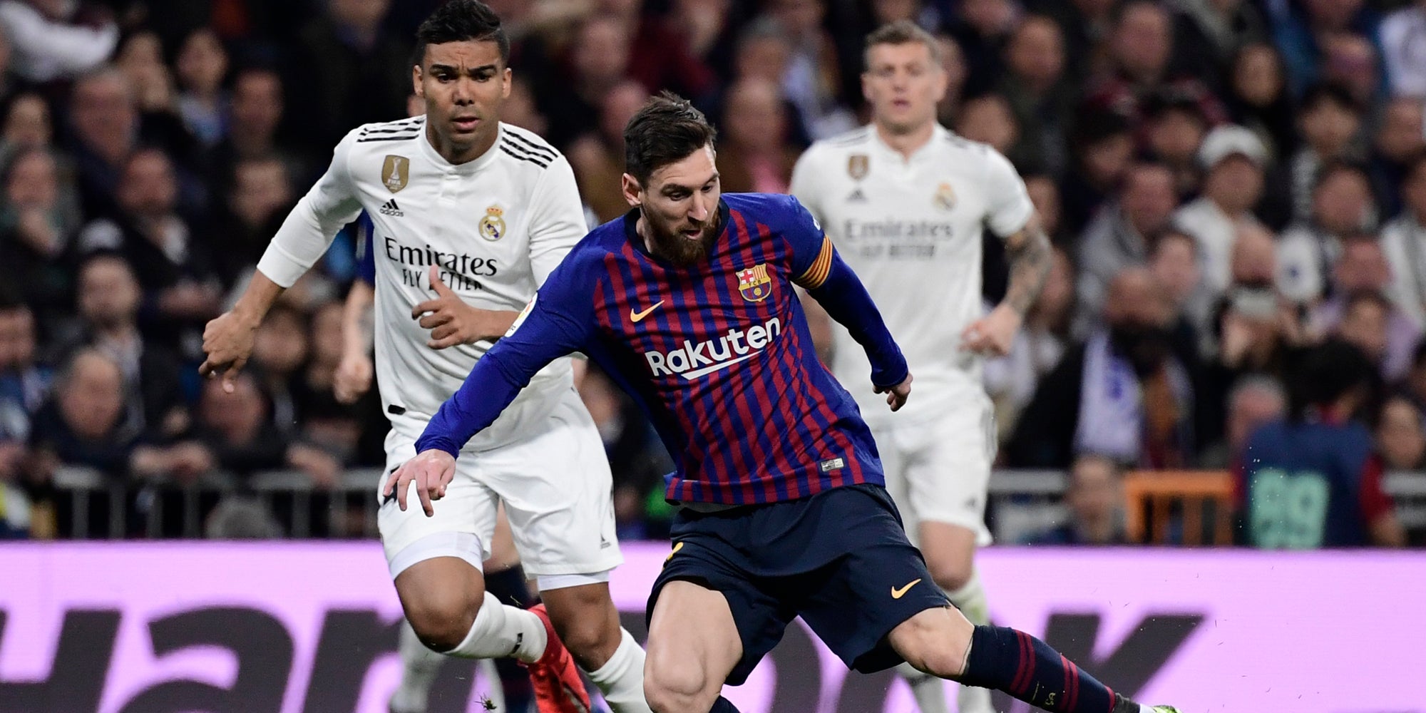 Lionel Messi (à droite) face à Casemiro (à gauche) lors d'un match Real Madrid - FC Barcelone, le 2 mars 2019.