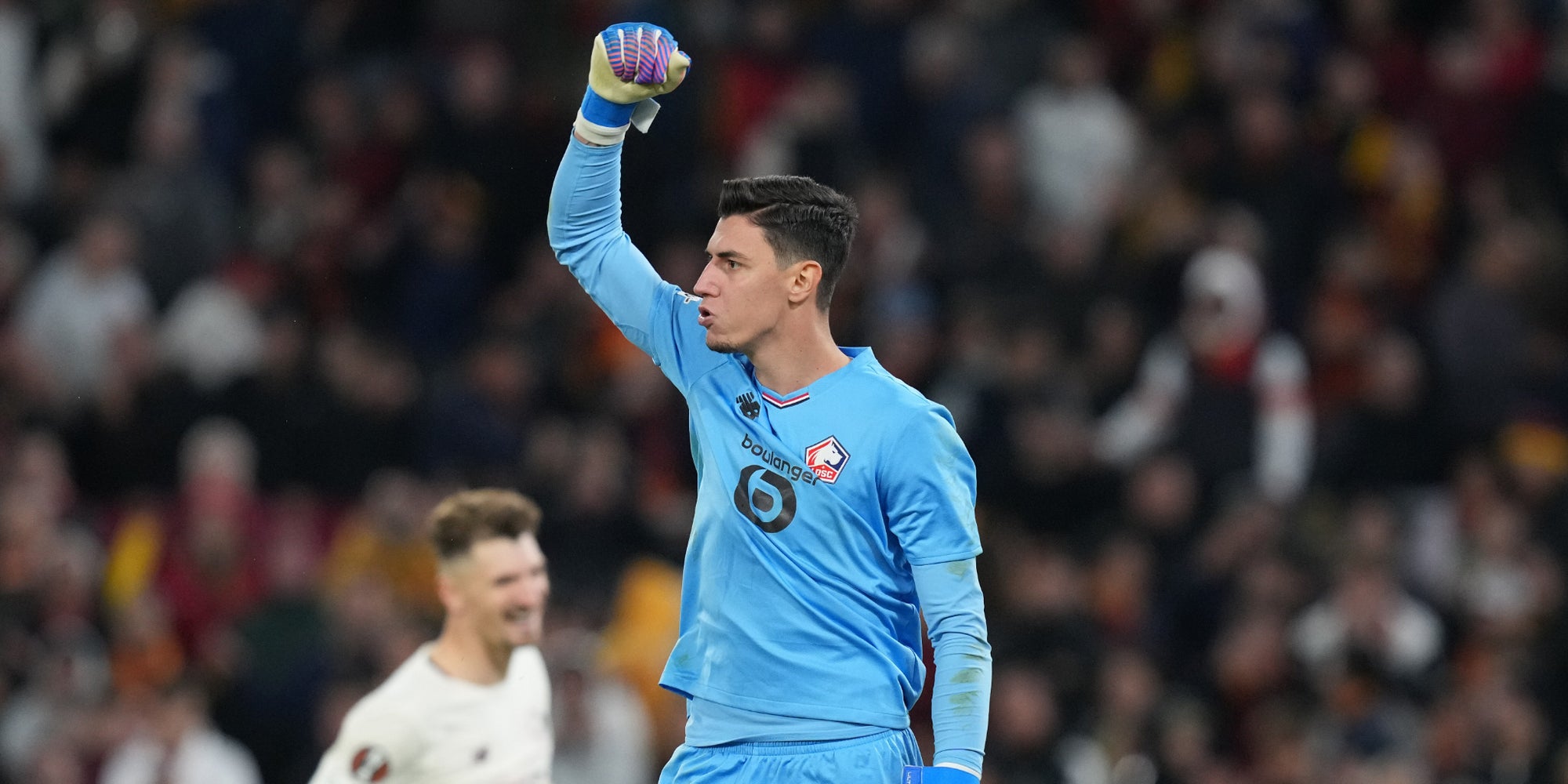 Le gardien lillois Berke Ozer, triomphant après avoir arrêté trois penaltys lors du match de Ligue Europa contre l'AS Roma, à l'Olympic Stadium de Rome en Italie, le 2 octobre 2025.