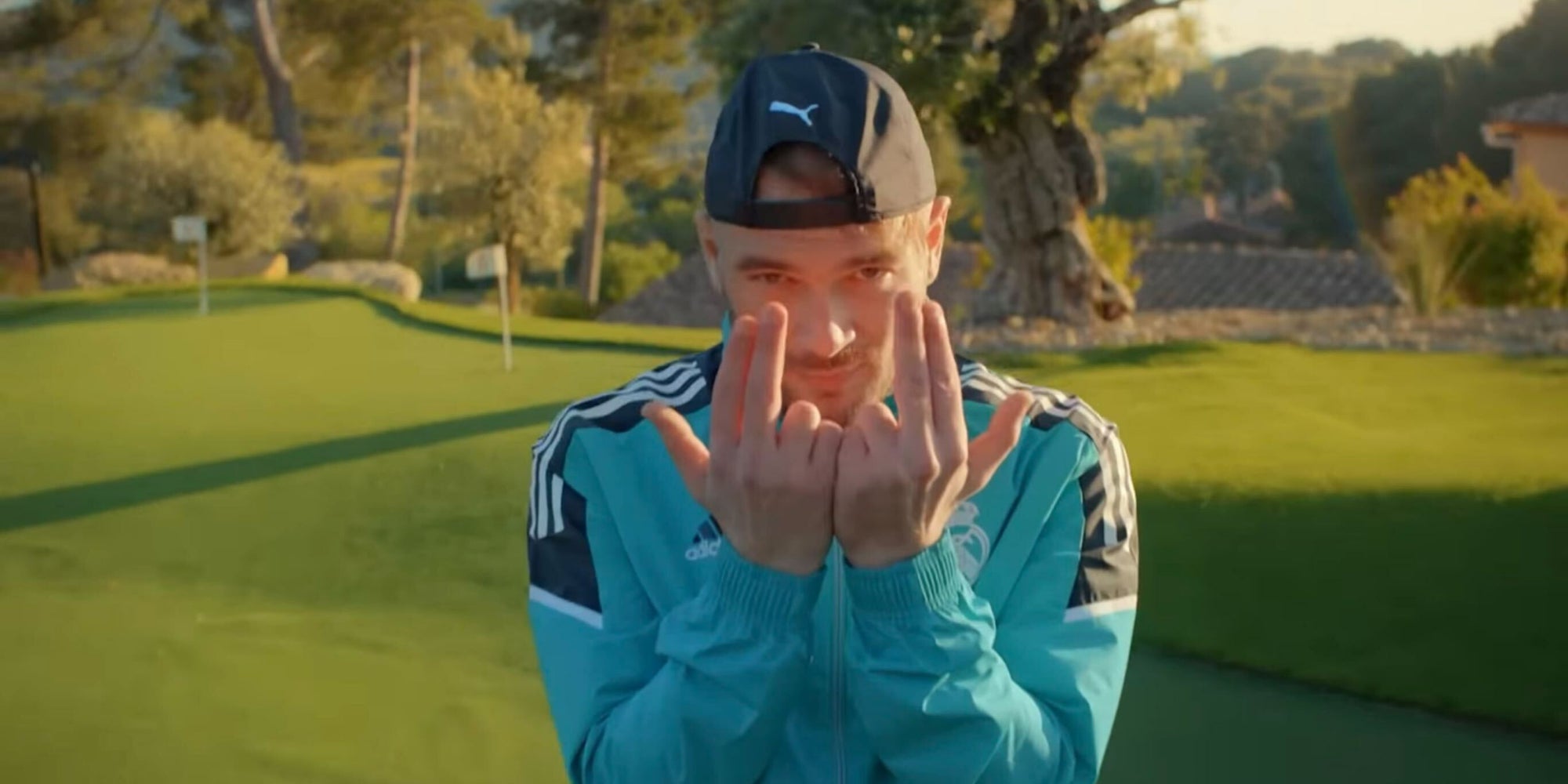 Le rappeur JUL annonce la sortie d'un nouvel album, un projet attendu pour cet été. 