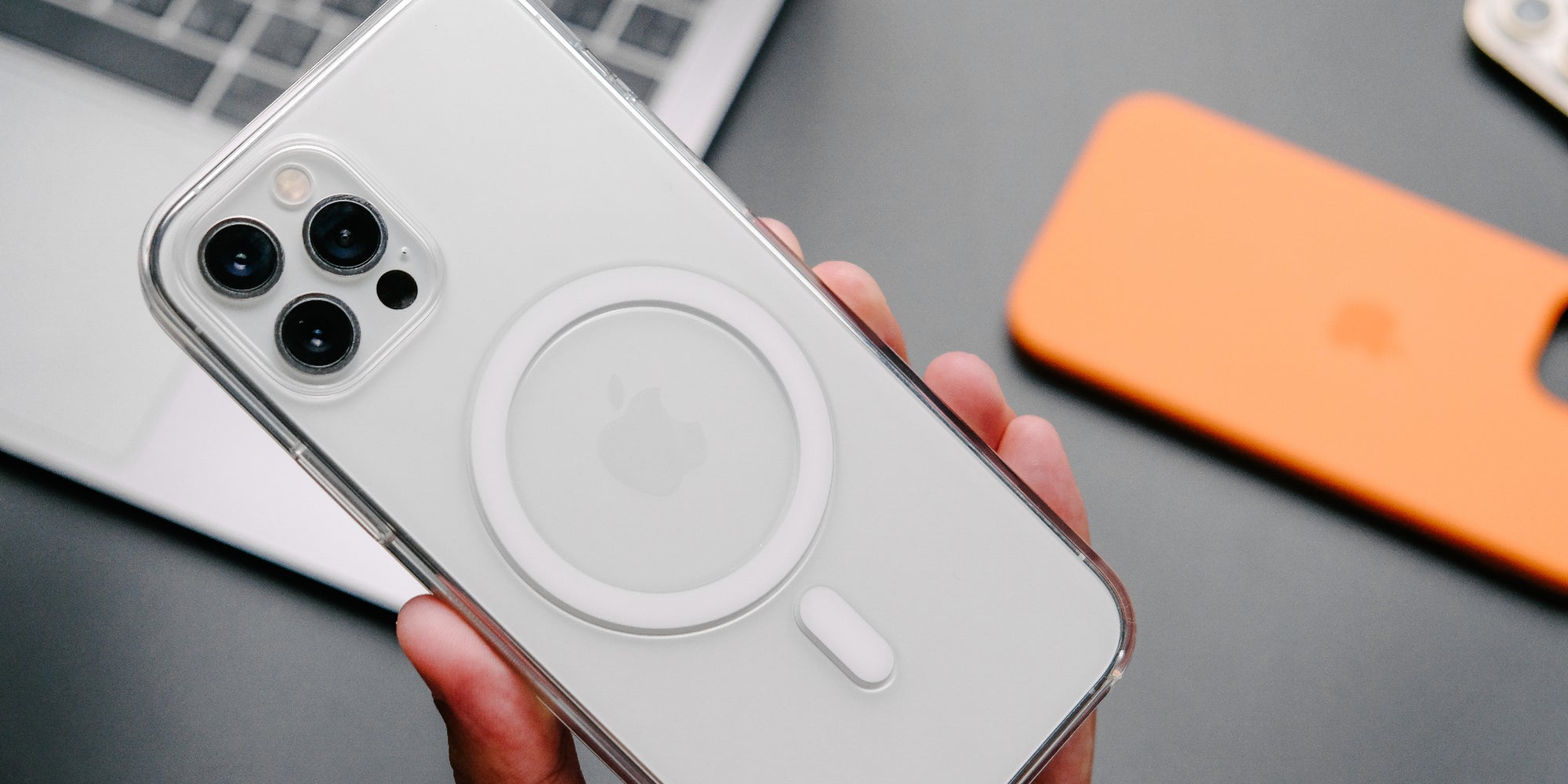 Le système aimanté MagSafe des iPhone 12 permet d'accueillir toutes sortes d'accessoires.