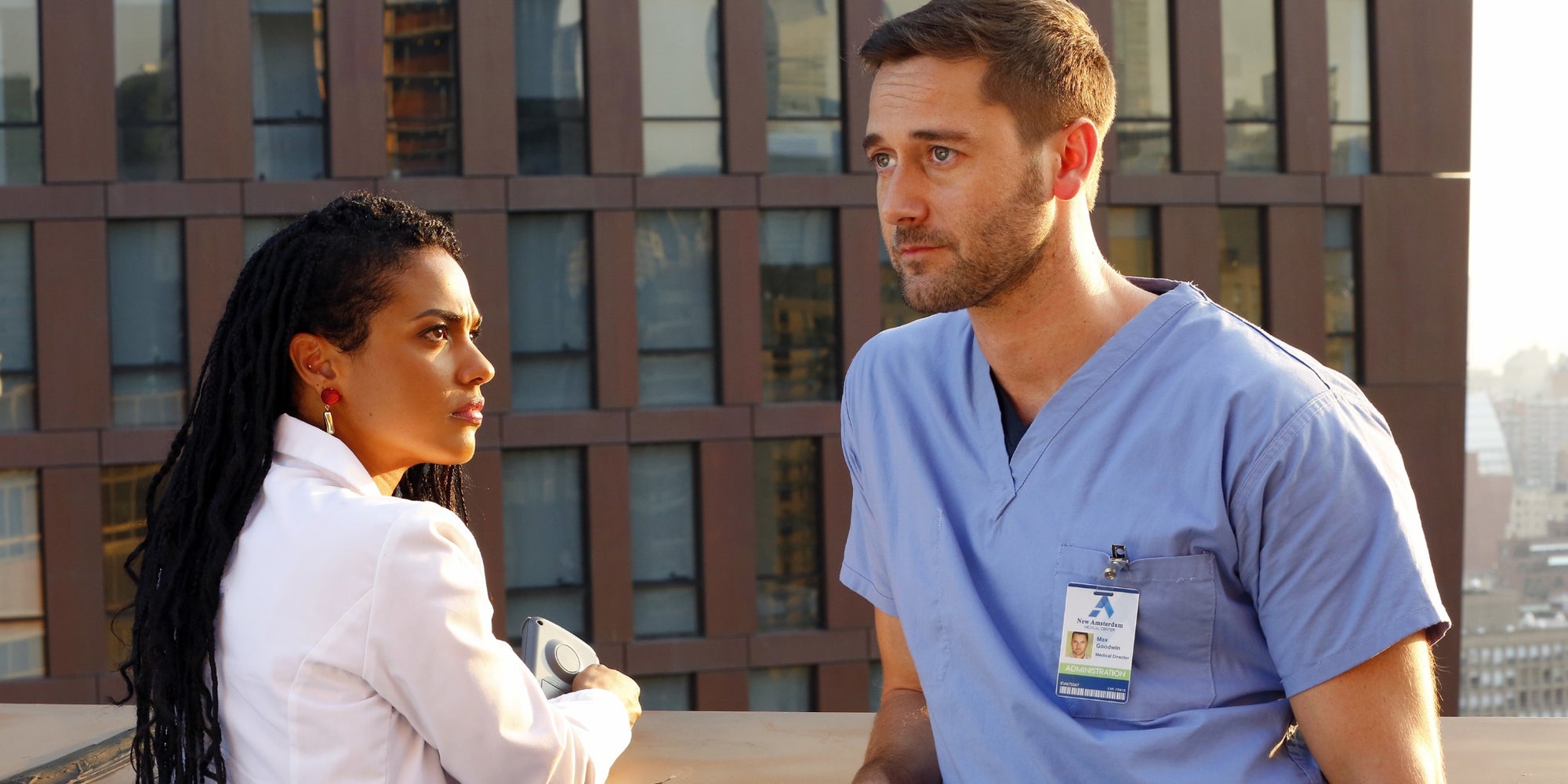 Les docteurs Helen Sharpe (Freema Agyeman) et Max Goodwin (Ryan Eggold) dans la première saison de New Amsterdam.
