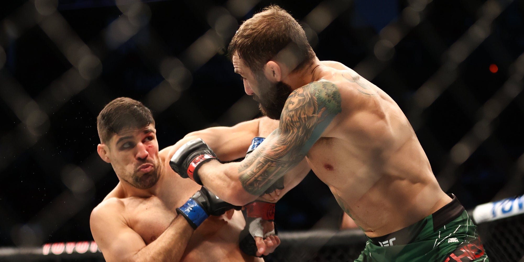 Vincente Luque (à gauche) lors de son combat contre Michael Chiesa pour l'UFC 265 à Houston, Texas