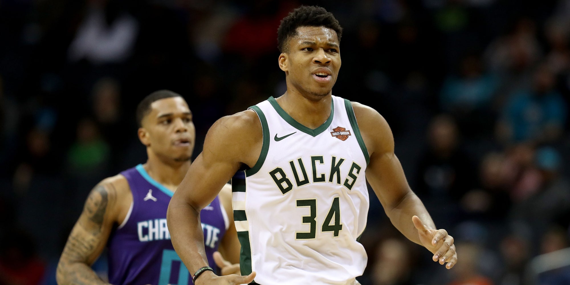 Giánnis Antetokoúnmpo des Milwaukee Bucks et Miles Bridges des Charlotte Hornets, lors d'un match au Spectrum Center de Charlotte, le 26 novembre 2018.