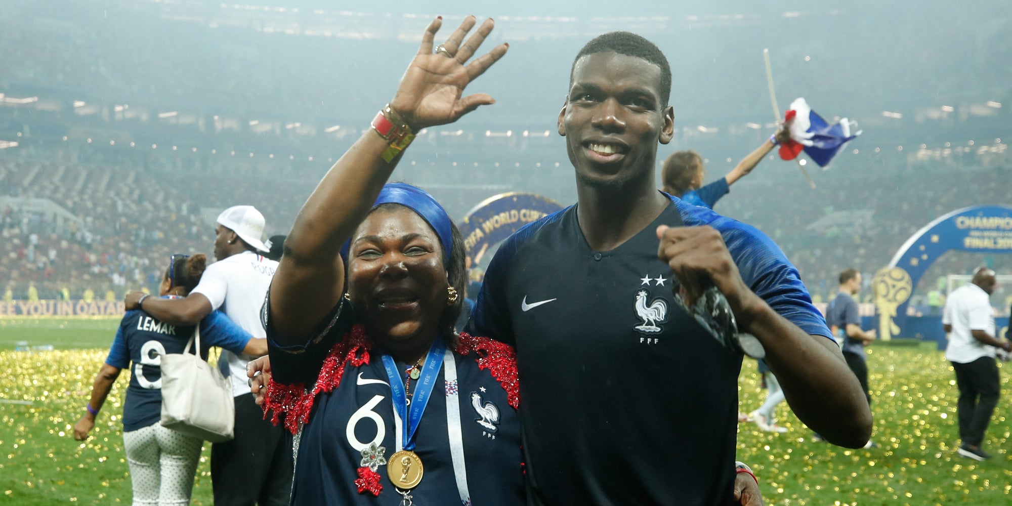 Paul Pogba et sa mère après la victoire de l'équipe de France en finale de la Coupe du Monde, le 15 juillet 2018 à Moscou