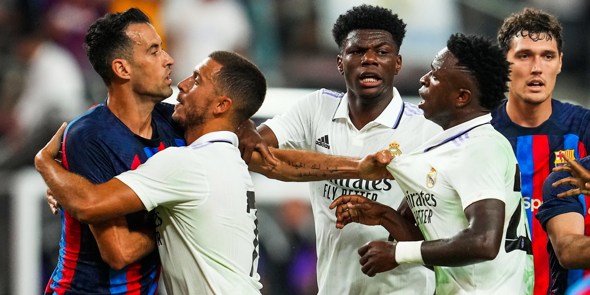 Les joueurs du Real Madrid et du FC Barcelone heureux de se retrouver, le 23 juillet 2022 à Las Vegas, Nevada