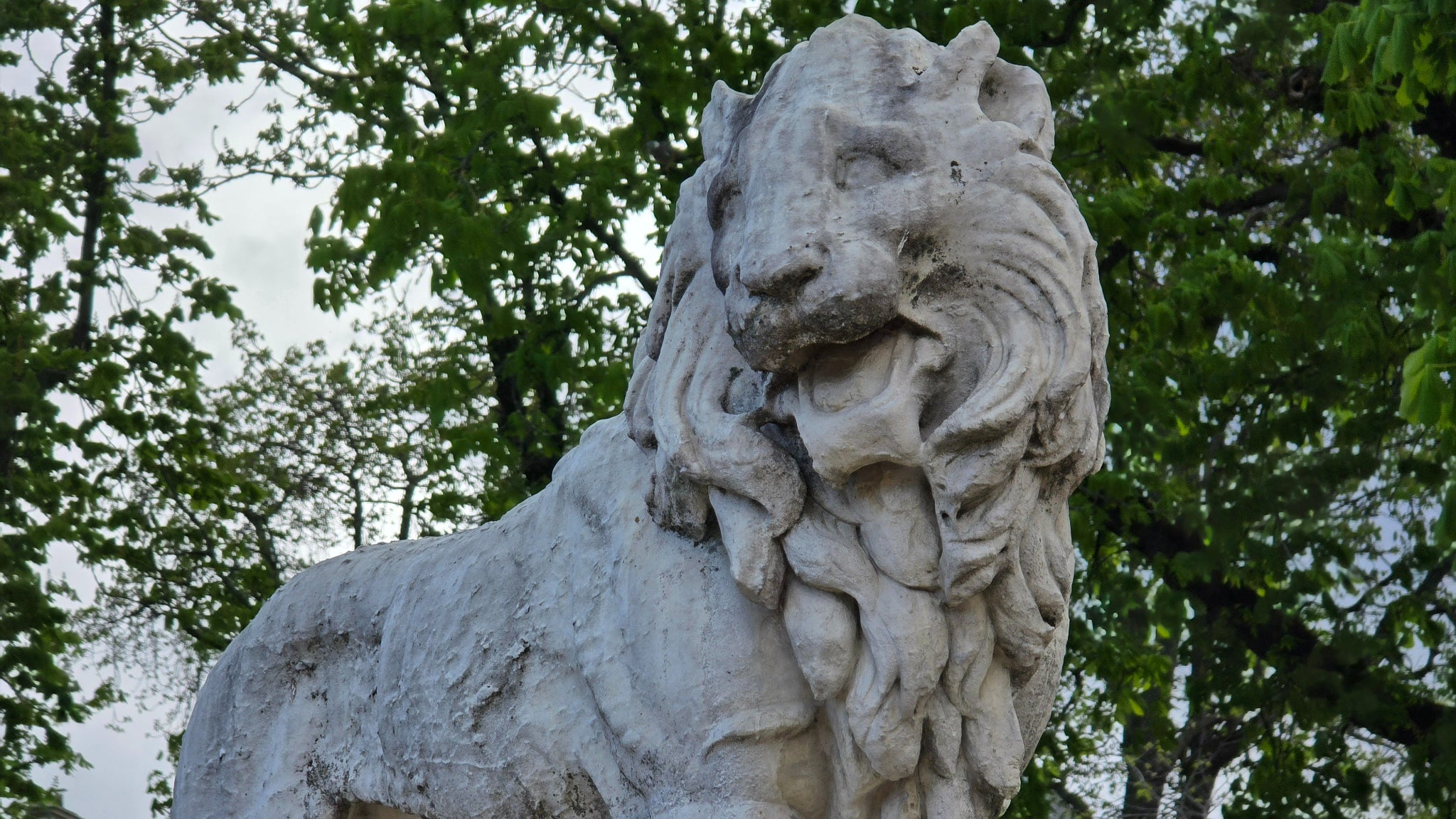 Puis, en x10, on peut voir que le Galaxy S24 Ultra capture tous les détails présents sur la statue, même les plus infimes.