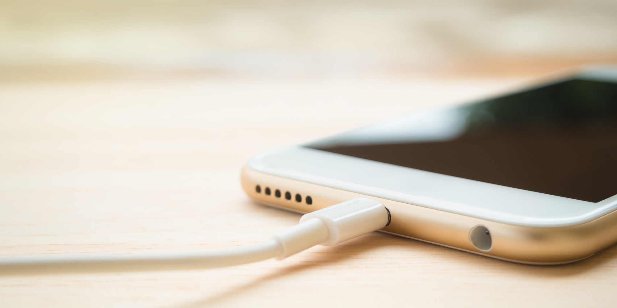 Laisser son portable branché toute la nuit n'est pas vraiment une si bonne idée...