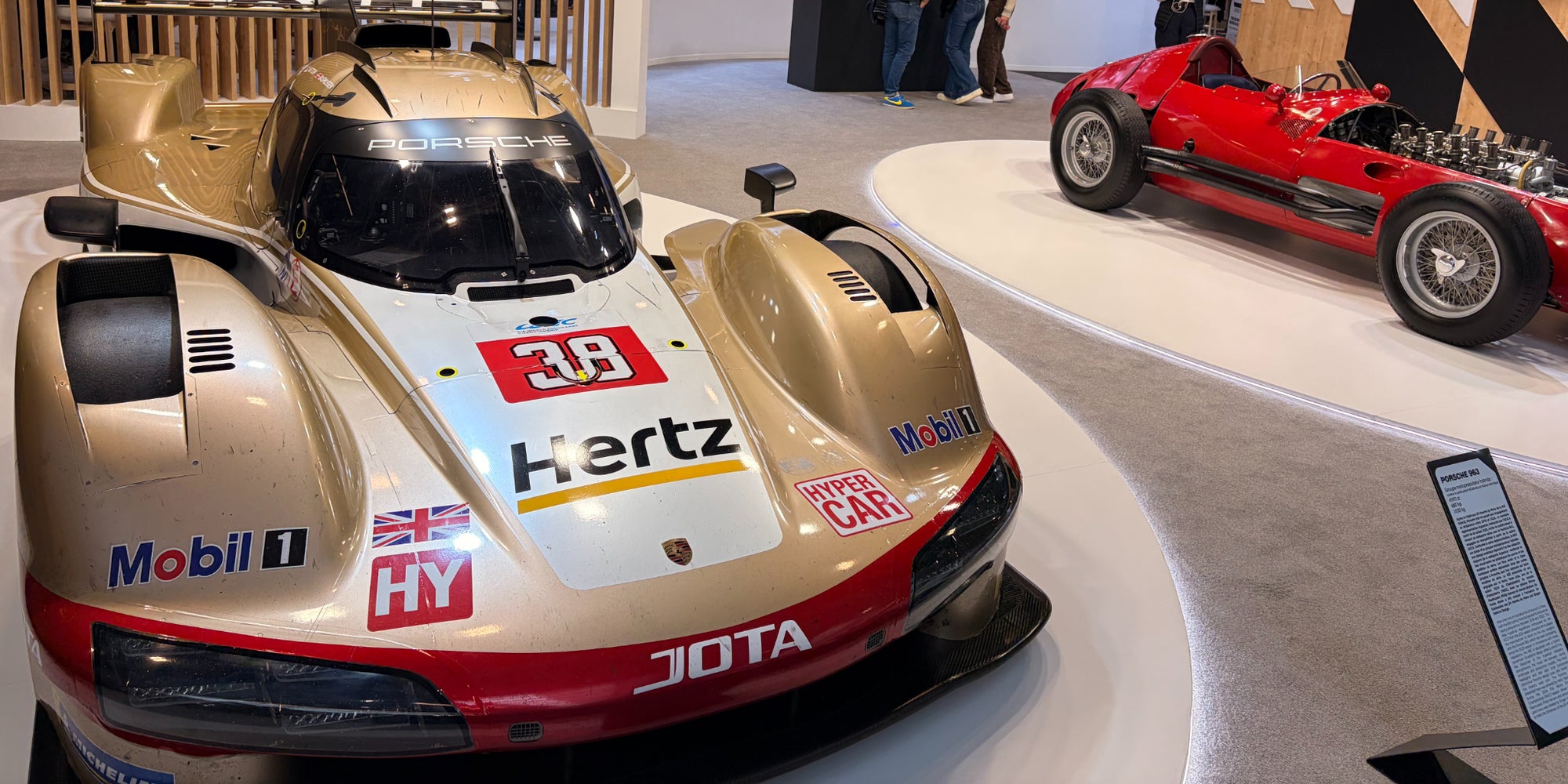 La Porsche 963 Hertz Team JOTA, l’une des pièces maitresses du futur musée M24, ici au stand du M24, ce 28 janvier au salon Rétromobile, à la Paris Expo Porte de Versailles.