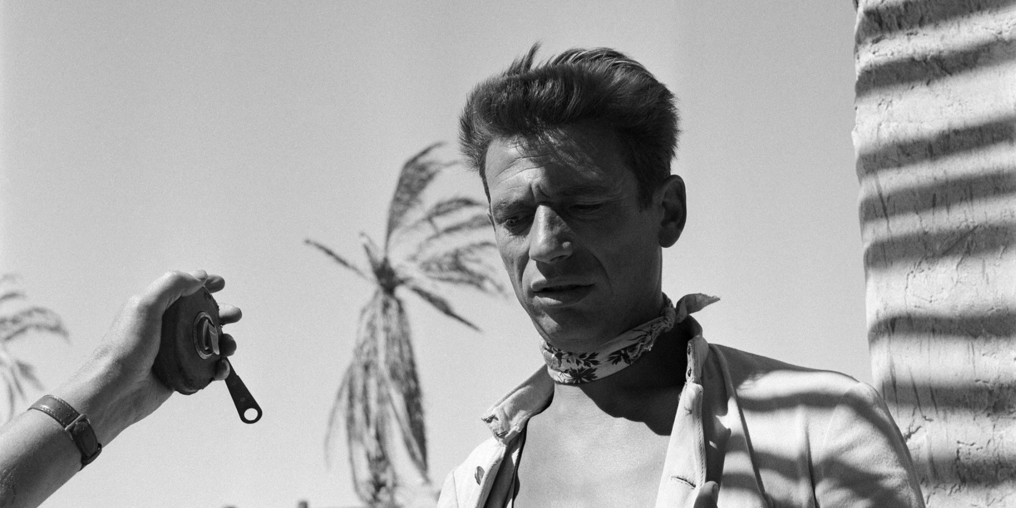 Yves Montand sur le tournage du film "Le Salaire de la peur" réalisé par Henri-Georges Clouzot, dans un décor construit proche de Nîmes, en 1952. 
