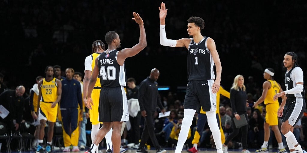 Victor Wembanyama et Harrison Barnes des San Antonio Spurs se tapant dans la main lors du match face aux Indiana Pacers, le 23 janvier à Paris. 