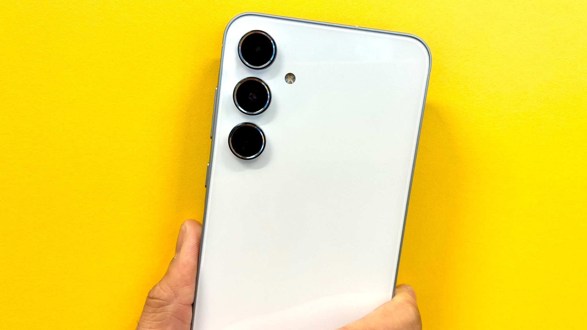 Dès la première prise en main, le Galaxy A55 5G se montre très ergonomique. 