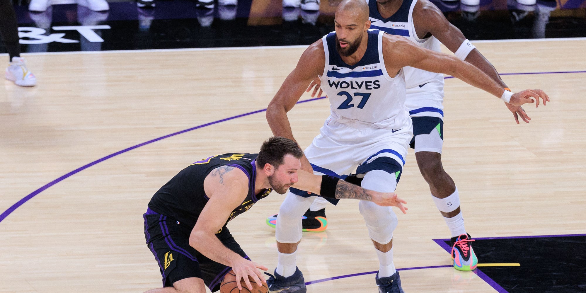 Luka Doncic face à Rudy Gobert lors du match de saison régulière Lakers-Timberwolves, le 10 mars 2026.