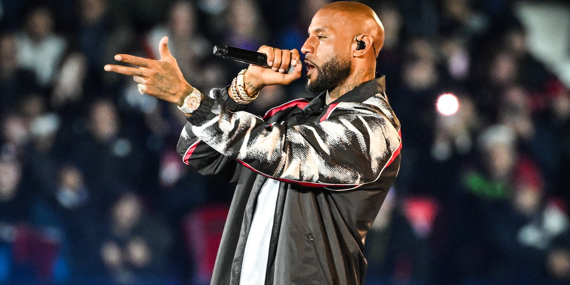 Booba lors du match de Ligue 1 entre le Paris Saint-Germain et l’Olympique de Marseille, le 8 février 2026 au Parc des Princes.
